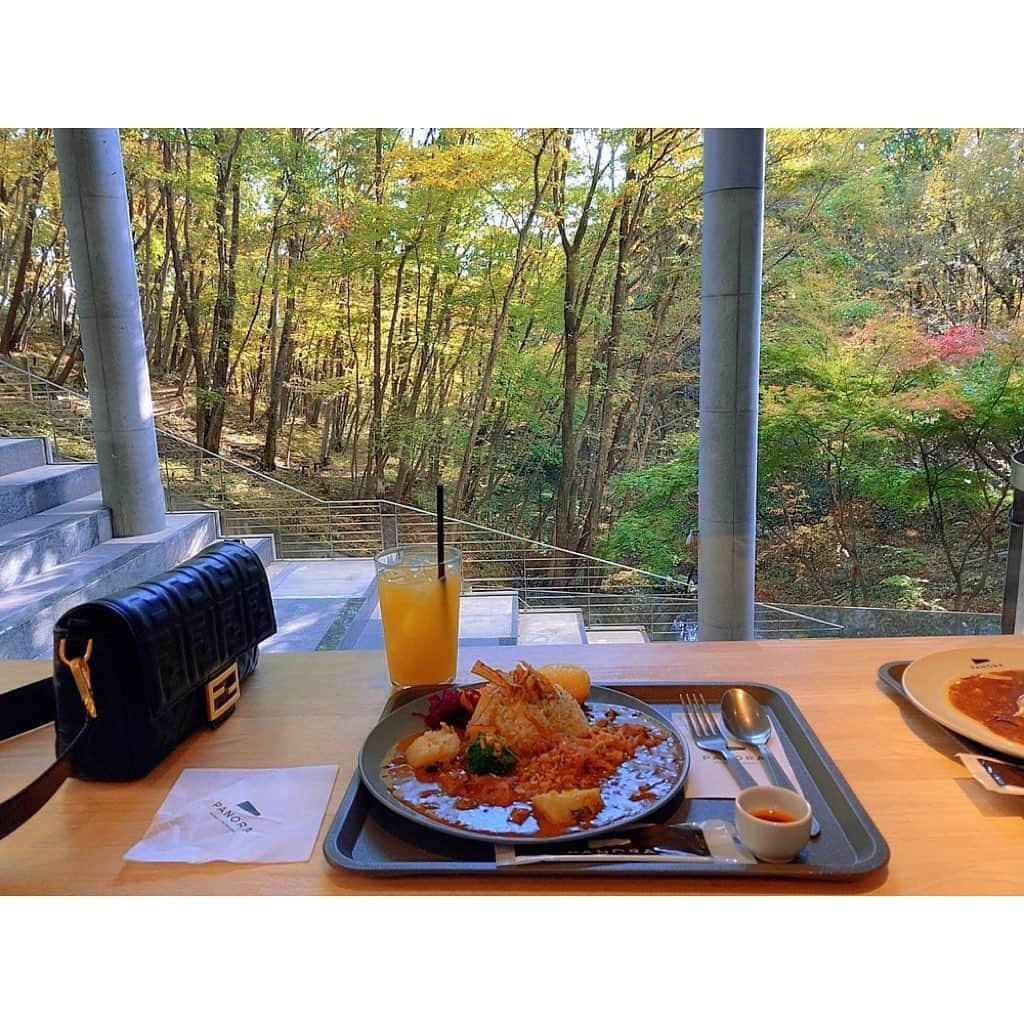 佐藤小巻のインスタグラム：「宮城県立図書館隣接のカフェ♡🍽 パノラミックなガラス窓から 美しい自然林が見えるのが特徴🥰🌳 とてもオシャレだったのでぜひ！🍁❤️ #パノラ #宮城県立図書館」