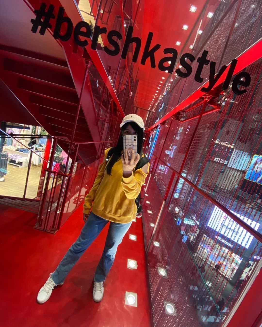 のインスタグラム：「#bershka 行ってきた🛒👧🛍💕 最近はアメカジっぽい服装にハマっております。  #newpost #photo #photography #bershkastyle #撮影 #撮影モデル #ポートレート #無加工 #丸顔 #黒髪 #黒髪女子 #ミスid #ミスid2021 #タレント #グラビア #モデル #インスタグラビア #グラビアアイドル #いいね #いいね返し #いいね返しは絶対 #lfl #l4l #likeforlikes #like4likes #instaphoto #instagood #follow #followme」