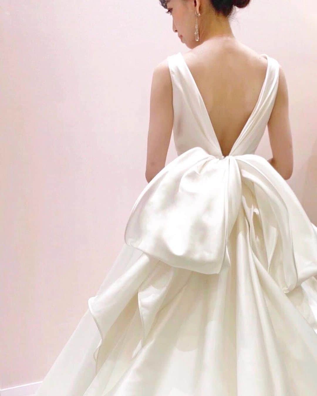 Dresses (ドレッシーズ)さんのインスタグラム写真 - (Dresses (ドレッシーズ)Instagram)「【10月人気ドレス記事ランキング】 2020年10月にDressesのHPで人気があったコーディネート記事のドレスをご紹介します✨ こちらでご紹介するのは第1位のドレス。  ～【Hilton 100th × JUNO(ジュノ) × ANTONIO RIVA(アントニオリーヴァ)】アニバーサリーウェディングドレス～ ウェディングドレス:03-6751 ドレスブランド: @antoniorivamilano ⠀ イヤリング:07-8841  こちらはヒルトン福岡シーホークで結婚式をされる花嫁さまのためにデザインされた、アニバーサリーウェディングドレス!!   @juno_weddingdress シーホーク店でお取り扱いがあります。  その他の @antoniorivamilano のドレスは #antonioriva_dresses よりご覧いただけます。⠀  ドレスのお問い合わせは@dresses_weddingdress にDM💌 Dresses割引ございます。 ※諸条件あります お気軽にお問い合わせくださいませ。    第2位と3位のドレスは別の投稿でご覧いただけます！  ------------------------- ドレスは絶対に後悔したくない方の為の結婚式場紹介サービス始めました！  #ドレス選びから始める結婚式場探し @dresses_weddingdress のInstagramに掲載している #antonioriva や #mirazwillinger など、インポートウェディングドレスがお得になります✨ おしゃれな花嫁様のための式場紹介サービスです♡  紹介会場一覧▶@dresses_weddingdress Top のURLより Instagram▶ @dresses_concierge  ドレスを後悔したくない方、好きなドレスをお得に着たい方、DM にてお気軽にお問い合わせください♡ ⠀⠀  #ウェディングドレス #アントニオリーヴァ #junowedding  #junodress #大人ドレス  #大人婚」11月4日 19時09分 - dresses_weddings