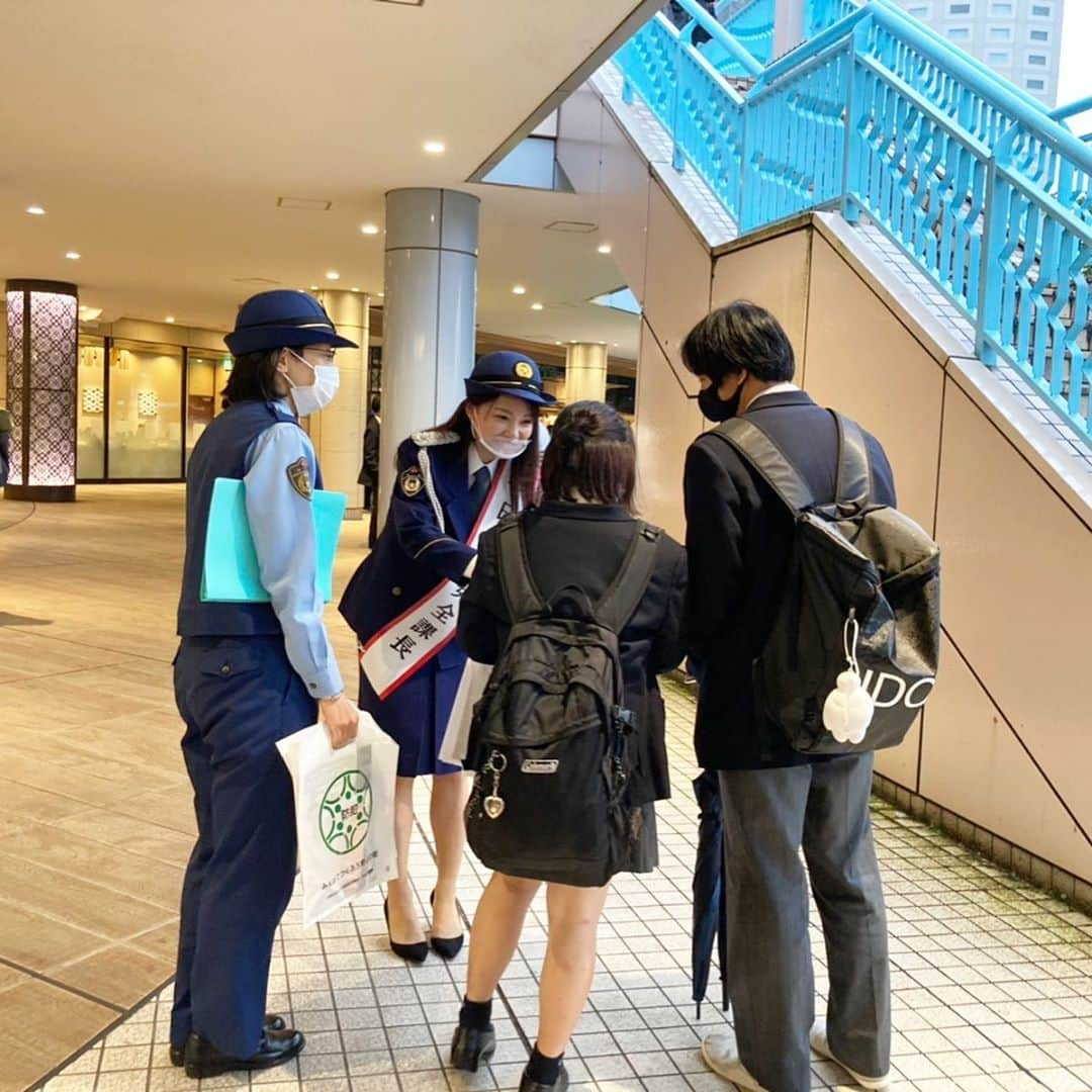 柴本愛沙さんのインスタグラム写真 - (柴本愛沙Instagram)「🚓 まだこちらには載せてなかった 敬礼写真などなど👮‍♂️👮‍♀️  もう先月の話ですが、千葉県警浦安署にて 一日警察官のお仕事をさせていただきました。  森朗社長は一日警察署長に、 私は一日生活安全課長を委嘱され 詐欺や痴漢、盗難などの 被害防止を呼びかけました。  まだまだ未熟ではありますが このような貴重な機会をいただき、 身が引き締まる思いでした。  年末にかけて、犯罪が多くなる季節になります。 皆さんが安心安全に生活できますように。  #一日警察署長 #一日生活安全課長 #一日警察官 #千葉県警 #浦安署 #敬礼 #気象予報士 #気象キャスター #お天気キャスター #お天気お姉さん #コスプレではない #本物です #身が引き締まる #貴重な体験 #貴重な経験 #一生の思い出 #夢が叶った #ずっとやってみたかった #婦警さん #POLICE #ありがとうございました #これからも頑張ります」11月4日 19時12分 - aisa_shibamoto