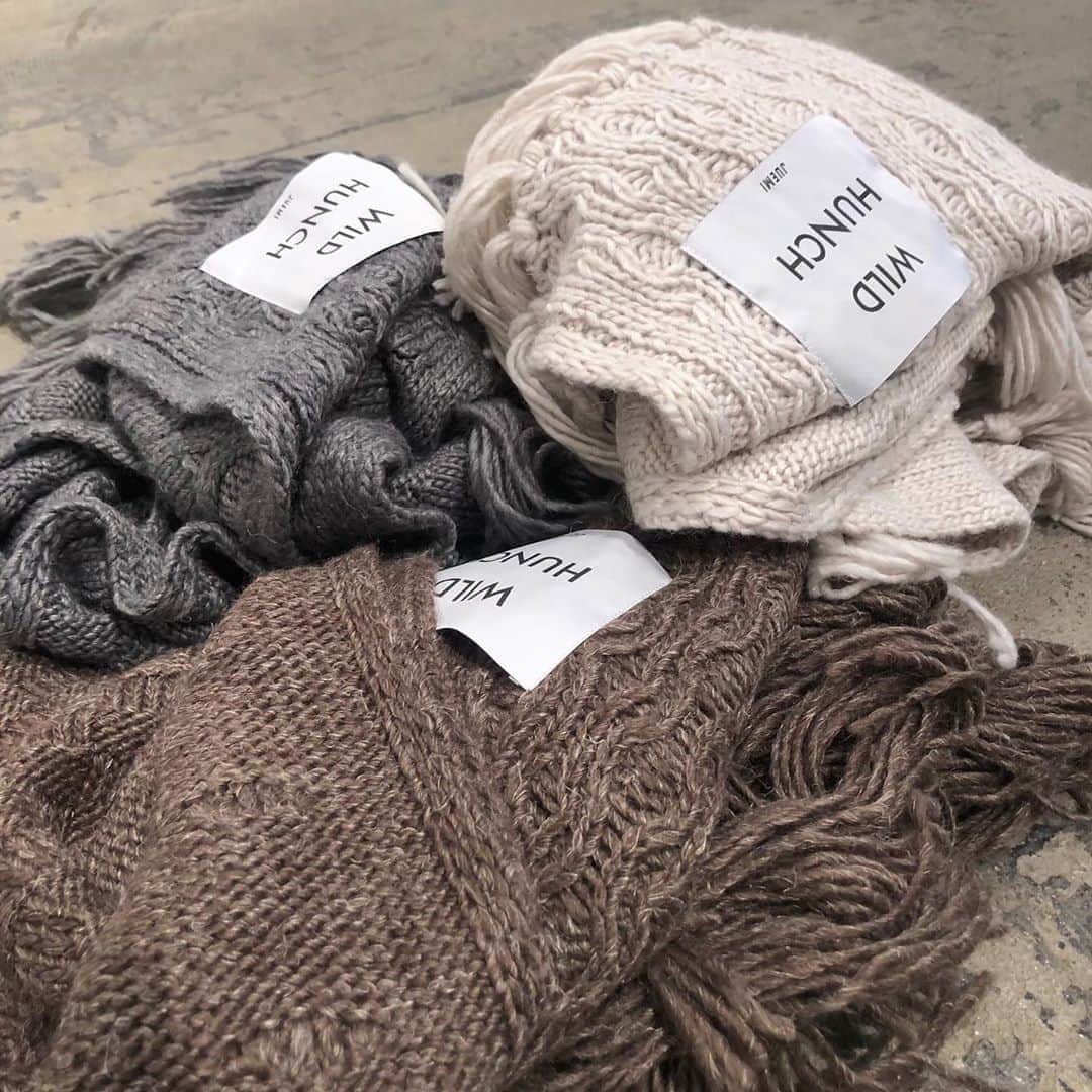 Juemiさんのインスタグラム写真 - (JuemiInstagram)「Hemp Mix Knitted Muffler ¥11,800+tax 起毛感と十分な厚さがあるニットマフラー。 たっぷりと巻ける大判サイズで、冬の寒い時期でもしっかりと首元を温めてくれます。 #juemi #juemistyle #ju1598」11月4日 19時13分 - _juemi_
