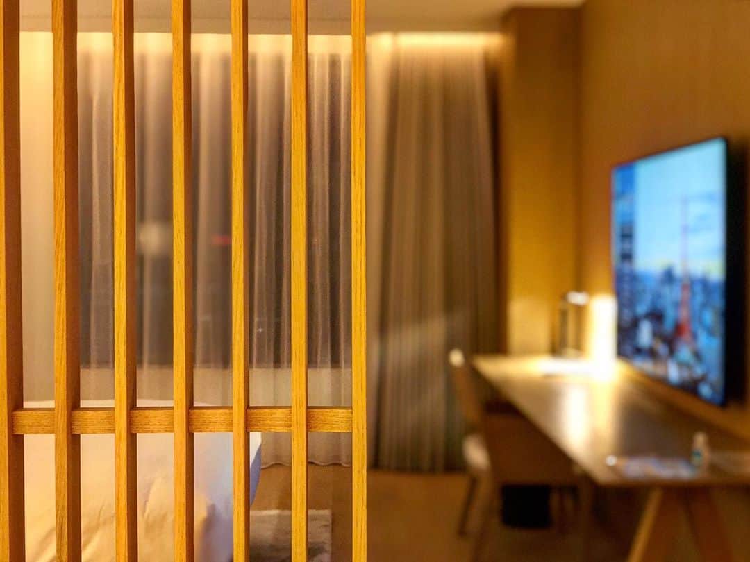能美黎子さんのインスタグラム写真 - (能美黎子Instagram)「・ 9月にオープンした 「#東京エディション虎ノ門 ホテル @toranomonedition  @editionhotels 」へ宿泊。 ・ ロビーフロアに降りると ジャングルの中にいるような緑溢れるフロアに 驚きました。 ・ スタッフの方の制服も可愛くて お洒落な空間。 お部屋は、和テイストな空間で カードキー、歯ブラシなど 全て木で作られていました。 ・ 贅沢なひと時。 ・ #editionhotel #虎ノ門 #tokyoeditiontoranomon #ホテルライク #ステイケーション #週末の過ごし方 #週末ホテルステイ #週末旅行 #たびすたぐらむ #たびじょ #美黎旅 #東京女子部#都内ホテル #ホテルライクインテリア #staycation #アラサー女子 #リフレッシュ #新しいホテル #東京観光 #ダレカニミセタイフウケイ #旅したくなるフォト #思い出pic #思い出グラム #ホテル巡り #ホテルステイ #旅ジェニック #ハヤリタビ #ホテル好きな人と繋がりたい #東京女子部#staycation #staycation2020」11月4日 19時14分 - reikonohmi