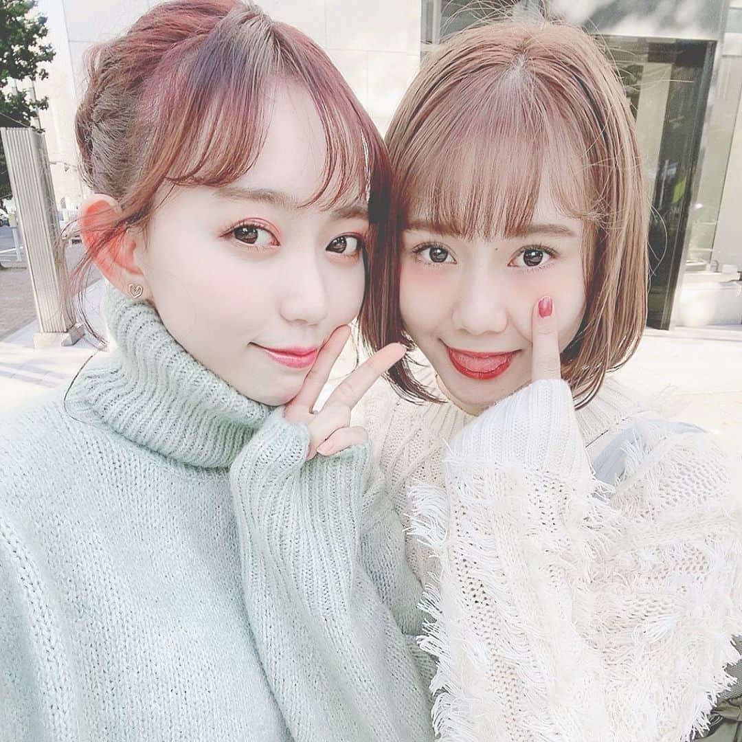 野島樺乃のインスタグラム：「耳が赤くなる季節、こんにちは。☺︎‬ . . . 写真は赤ちゃんと。 @chikako_1119  スタバ新作飲んだ🎄 . . . #セルカ #名古屋 #栄 #冬 #🤍」