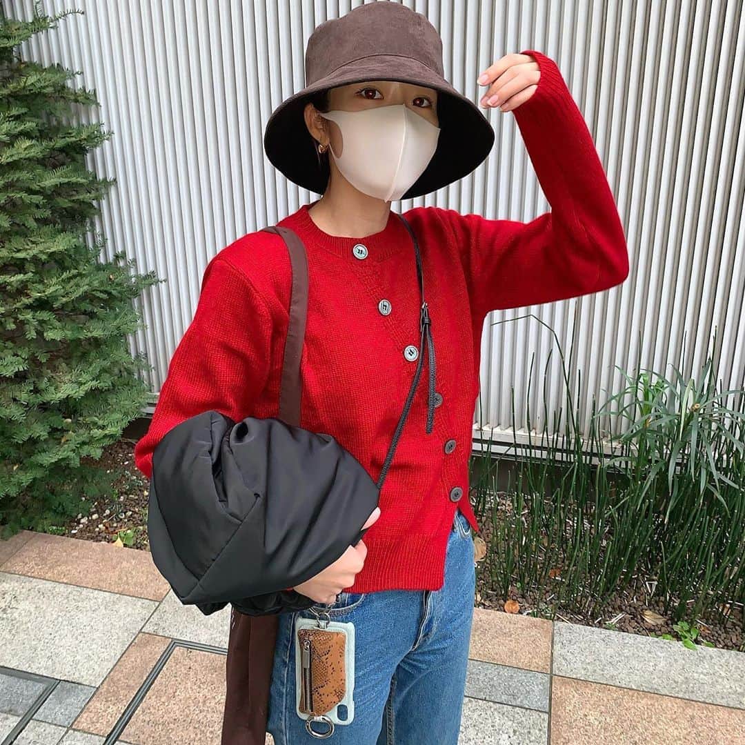 山本 絵里加のインスタグラム：「_ 赤ニットって気分あがる❤️ @dion_unisex  #dion#ootd#コーデ#puu_fashion」
