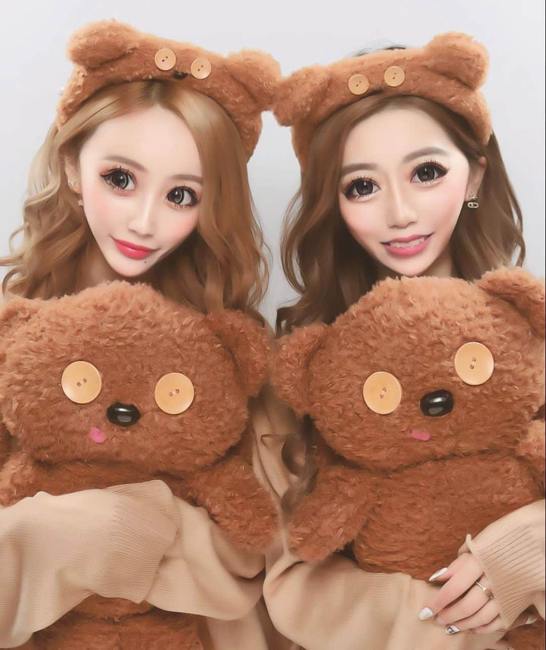 のインスタグラム：「🐻 . こゆと3回目のユニバ♡♡ 今回はティムコーデ🧸🤎 ニット.リュック.カチューシャはユニバのパーク内のお土産屋さんで買ったよん . 久々にダイナソー乗って脳みそパリピったw 乗りたい乗り物全部乗れたぁ🎢💕 2日目はお買い物したよん‪‪❤︎‬ . #大阪 #ユニバ #ユニバコーデ #ティム #ティムコーデ #オソロコーデ #大阪観光」