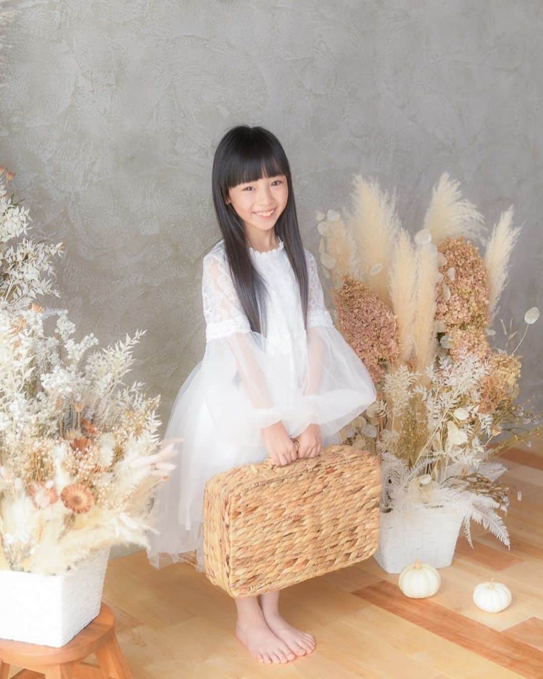 Akiのインスタグラム：「11/4 ・ 10/31にオープンした  @two_photo_studio さんに お邪魔してきました📷 ・ ・ どう？どう？ ・ 控えめに言って キラキラしてて最高過ぎない？🥺♡ ・ ・ 娘、人見知りはしないけど 人並みに緊張はするタイプで ・ あまりの緊張に 笑顔というものを初めて知りました みたいな 信じられない作り笑顔をする事が多々あるんだけど← ・ 自宅のような癒し空間に 笑顔全開でした😌 ・ ・ この日のために買ったワンピースも 背景や小物にすごく合ってて ・ ナイスチョイス自分👧🏻👗← ・ ・ レンタルスペースもやってるそうなので いつか借りてみたいなぁ😌💭 ・ ・ 優しいご夫婦が経営している すごく素敵なスタジオさんでした☺️ ・ ありがとうございました😌🙏 ・ ・ ・ ・」
