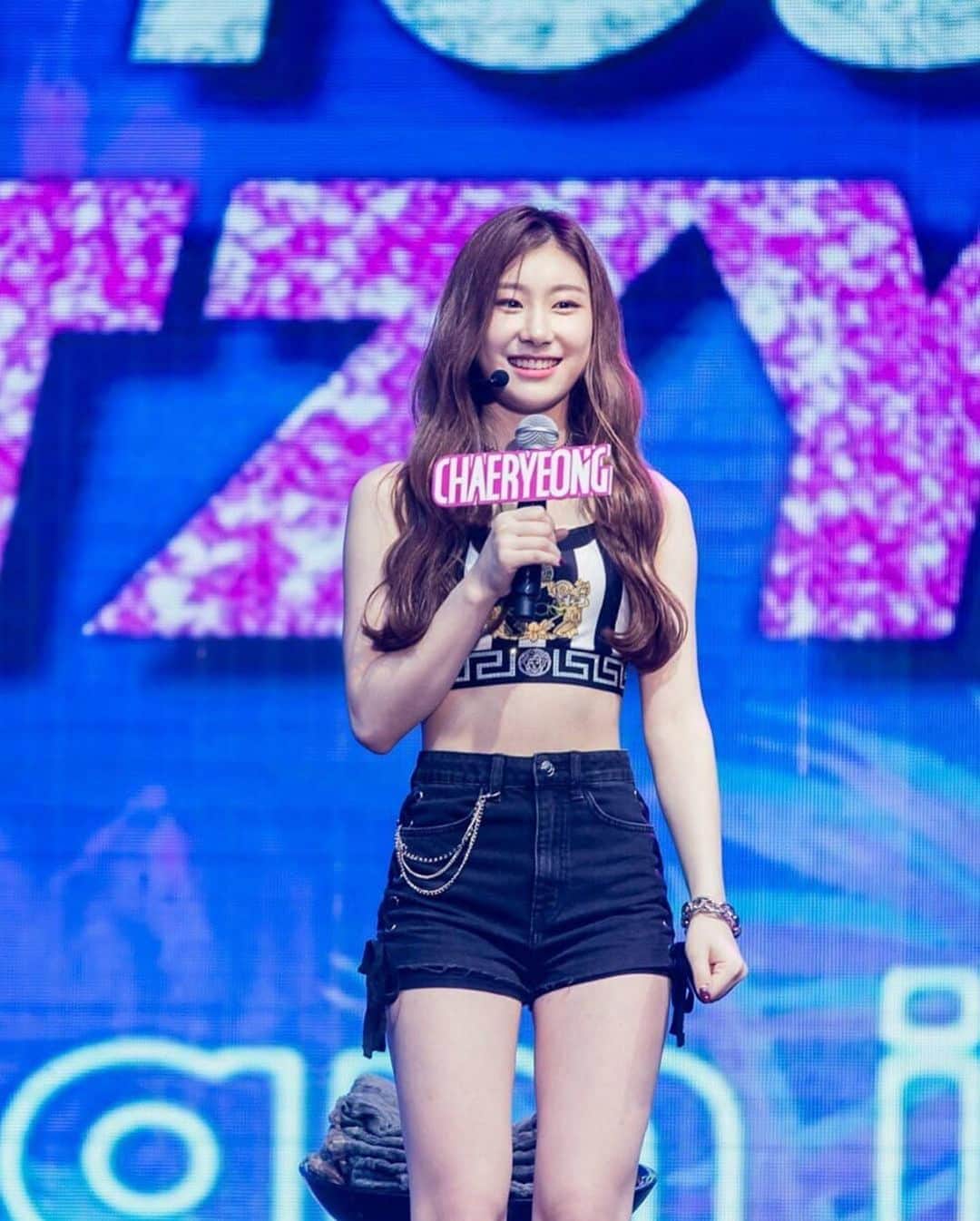 チェリョンさんのインスタグラム写真 - (チェリョンInstagram)「the SERVE 😳🔥 #있지 #ITZY #채령 #CHAERYEONG #MIDZY⁣⠀」11月4日 19時16分 - chaeryeongs.itzy