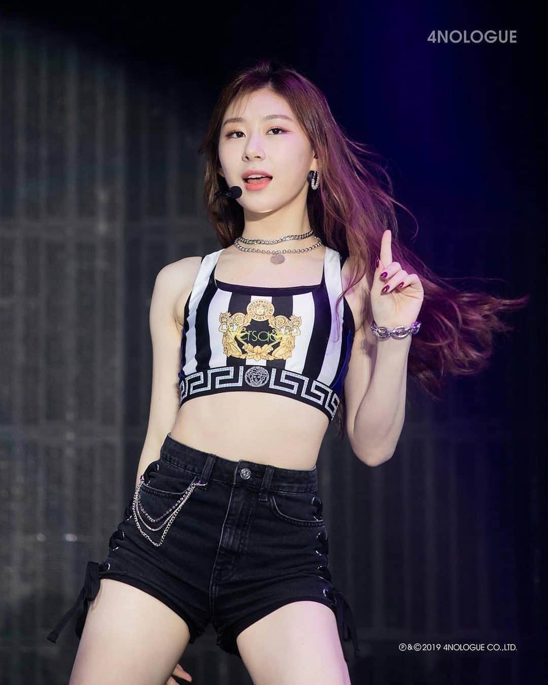 チェリョンのインスタグラム：「the SERVE 😳🔥 #있지 #ITZY #채령 #CHAERYEONG #MIDZY⁣⠀」