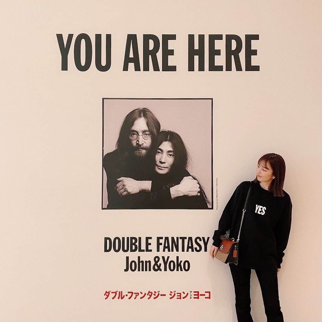 市野莉子さんのインスタグラム写真 - (市野莉子Instagram)「DOUBLE FANTASY – John & Yoko とっても素敵な展覧会へ行ってきました🖼 みなさんも是非♡  グッズもどれも可愛くて りこは、りかとスウェットお揃いしました🤍 . #DoubleFantasyJP #ダブルファンタジー展 #りかりこ#展覧会#ファッション #コーデ#ジョンレノン#followｍe」11月4日 19時17分 - riko_ichino