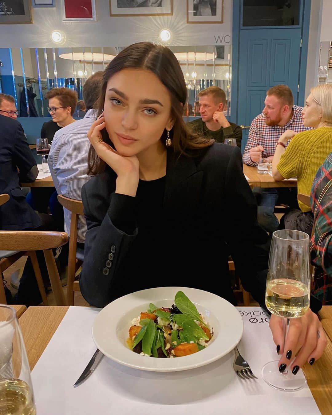 Zhenya Katavaのインスタグラム：「Ем и не толстею ... тфу-тфу 🥰」