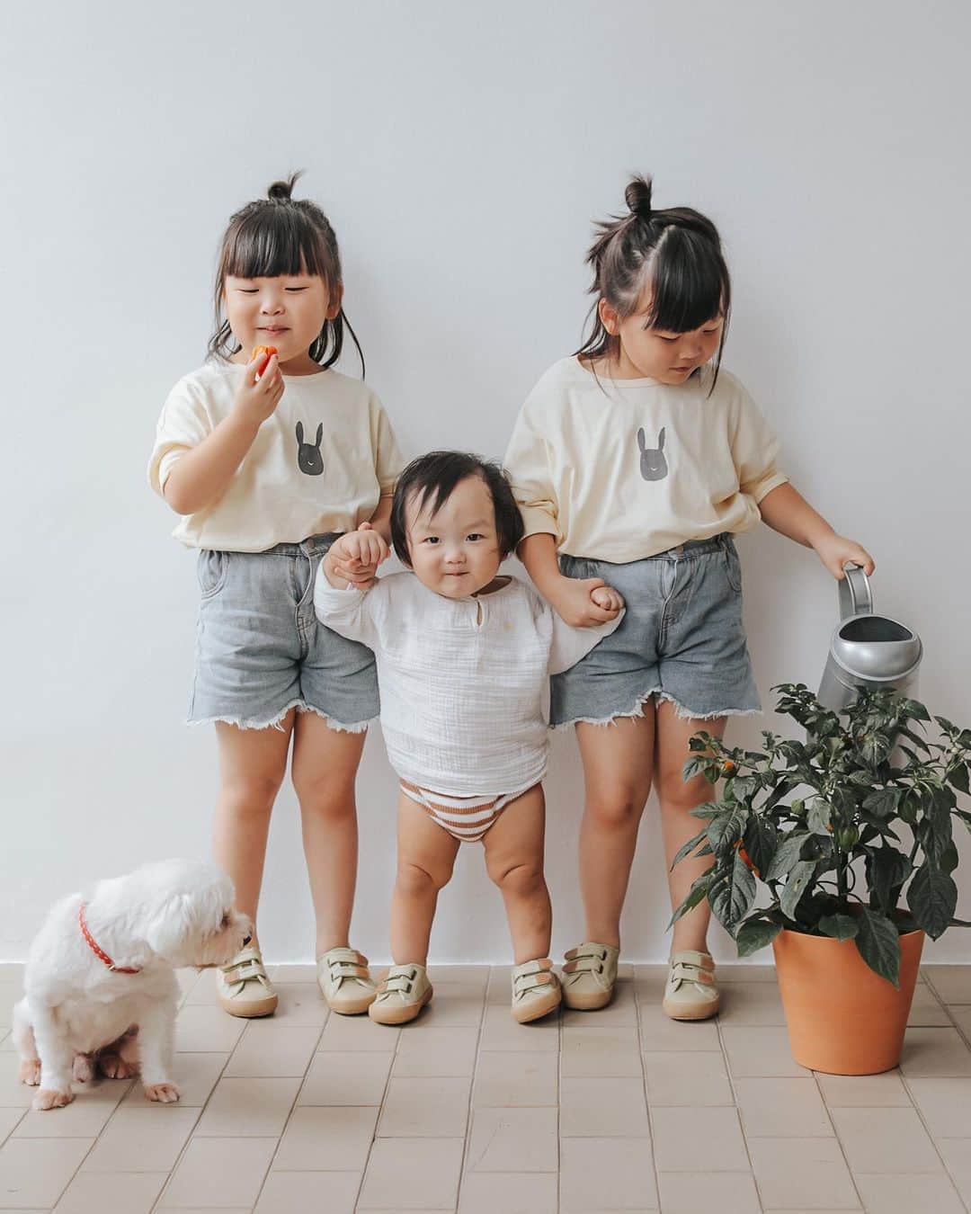 MOMOツインズのインスタグラム：「It ain’t easy to get all my 4 kids in one frame, so this is a MUST post 😉 #laurenleftleiaright  Matching #SupergaxLeiaLauren strap kicks in olive green @superga_sg」