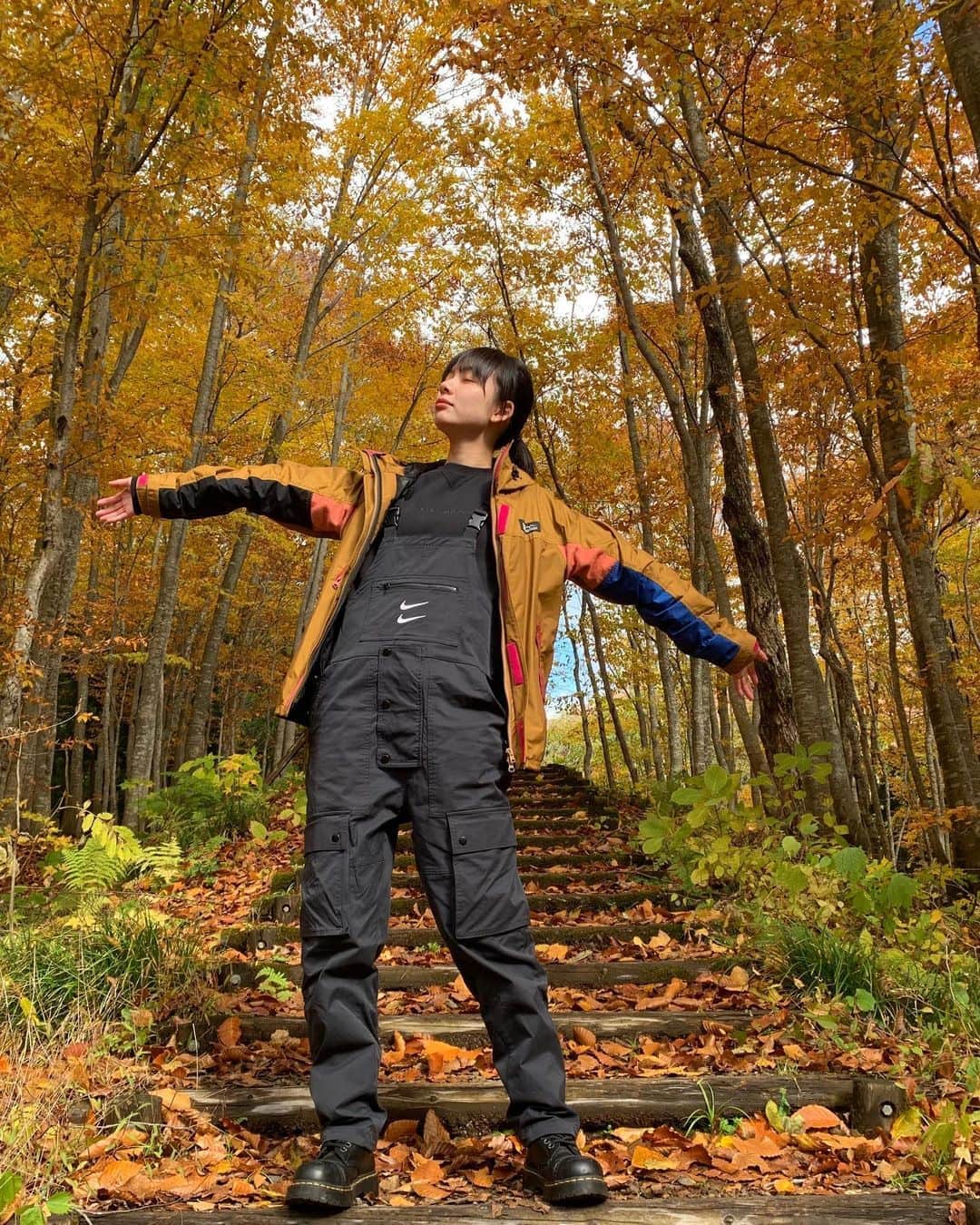 きなりのインスタグラム：「先日お仕事で秋田の白神山地に行ってきました☺️ 初めて間近で紅葉を見て山のパワーを感じることが出来て本当に感動してしまった… 山の木々達は静かに強く真っ直ぐと生きていて、ツンとした空気の中でただその景色を見上げていたわたしは本当にちっぽけだなあと実感しました。 白神山地はもののけ姫の舞台になった山でもあり、大きな苔岩がゴロゴロと落ちていて紅葉とのコントラストもまたかっこよかった…！ 違う季節もまた見に行ってみたい🌱  今年に入ってから山に行きたいと思うことがよくあってたまに行っていたんですが、毎回気持ちいいエネルギーをくれるから、これからも自然に触れる機会を増やしていきたい…！  私服で山歩きをしたので動きやすいNIKE ×swooshのツナギを着ていったよ✌️中にはNIKE ×Fragmentのトレーナーでフルコーデ〜メンズだけど一目惚れしたデザインです！」