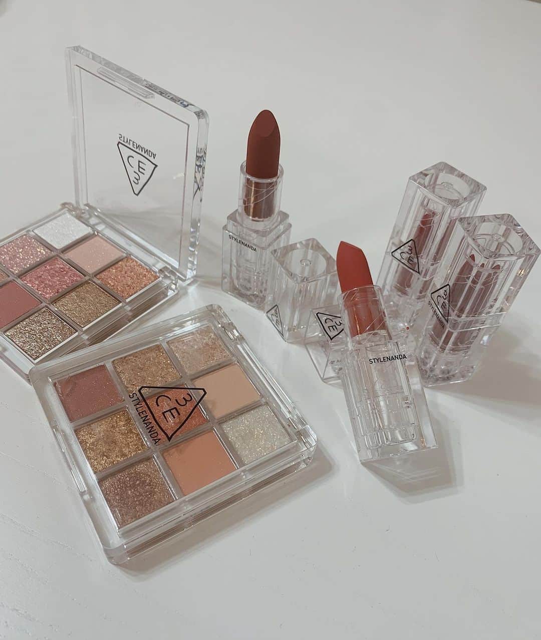 浪花ほのかのインスタグラム：「最近パッケージがクリアなコスメにハマり中です、、、💄 3CEの少し前に出たコスメが見た目も可愛いのにアイシャドウの色もキラキララメで、絶妙な色が多くて可愛いの🥺🥺  今日は奥のピンクのアイシャドウを使いましたっっっ♥♥」