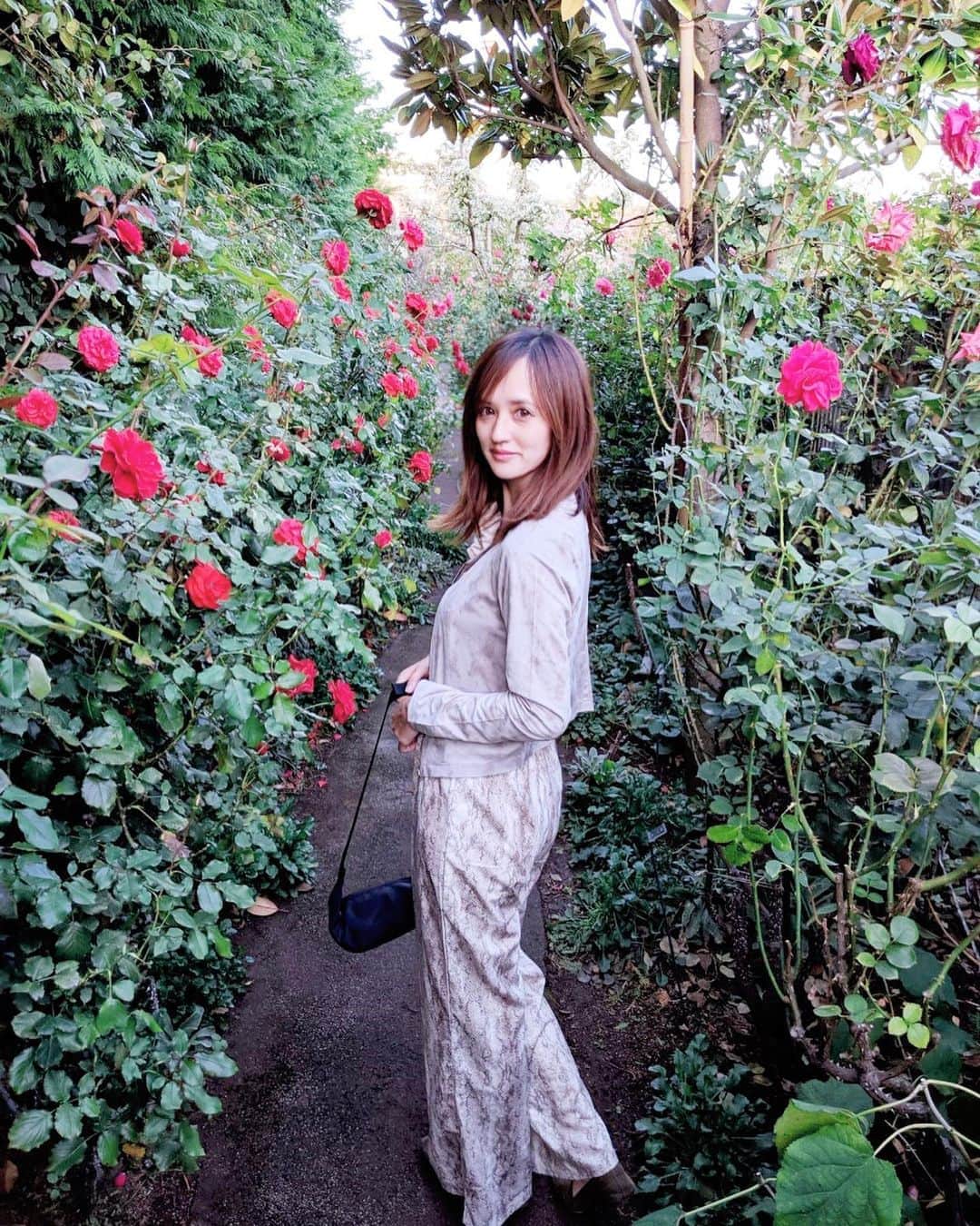 奥山絵里奈さんのインスタグラム写真 - (奥山絵里奈Instagram)「丁度1年前横浜にある#イングリッシュガーデン の投稿をしていなかったのに気づいたので今更投稿笑  コロナ前だったし、息子も小さい👶 綺麗な場所でした🌹  幼稚園も無事決まりひと段落😌  #薔薇園 #バラ園 #1年前 #横浜観光 #2歳 #ママコーデ #オールインワンコーデ #秋服コーデ #子連れスポット #横浜デートスポット #横浜イングリッシュガーデン」11月4日 19時23分 - erinaokuyama