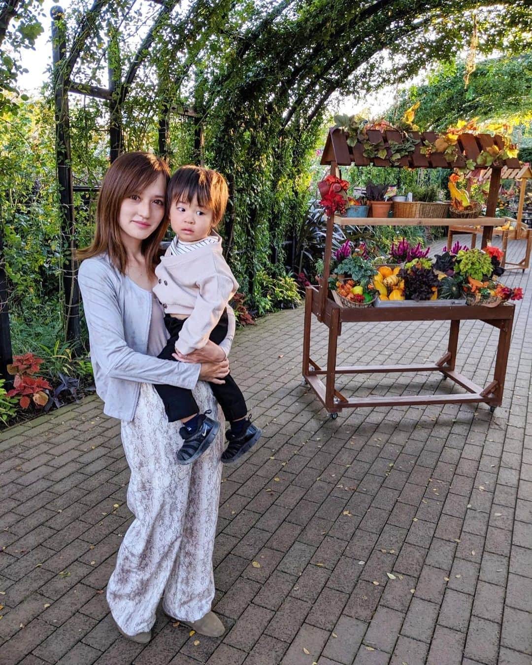 奥山絵里奈さんのインスタグラム写真 - (奥山絵里奈Instagram)「丁度1年前横浜にある#イングリッシュガーデン の投稿をしていなかったのに気づいたので今更投稿笑  コロナ前だったし、息子も小さい👶 綺麗な場所でした🌹  幼稚園も無事決まりひと段落😌  #薔薇園 #バラ園 #1年前 #横浜観光 #2歳 #ママコーデ #オールインワンコーデ #秋服コーデ #子連れスポット #横浜デートスポット #横浜イングリッシュガーデン」11月4日 19時23分 - erinaokuyama