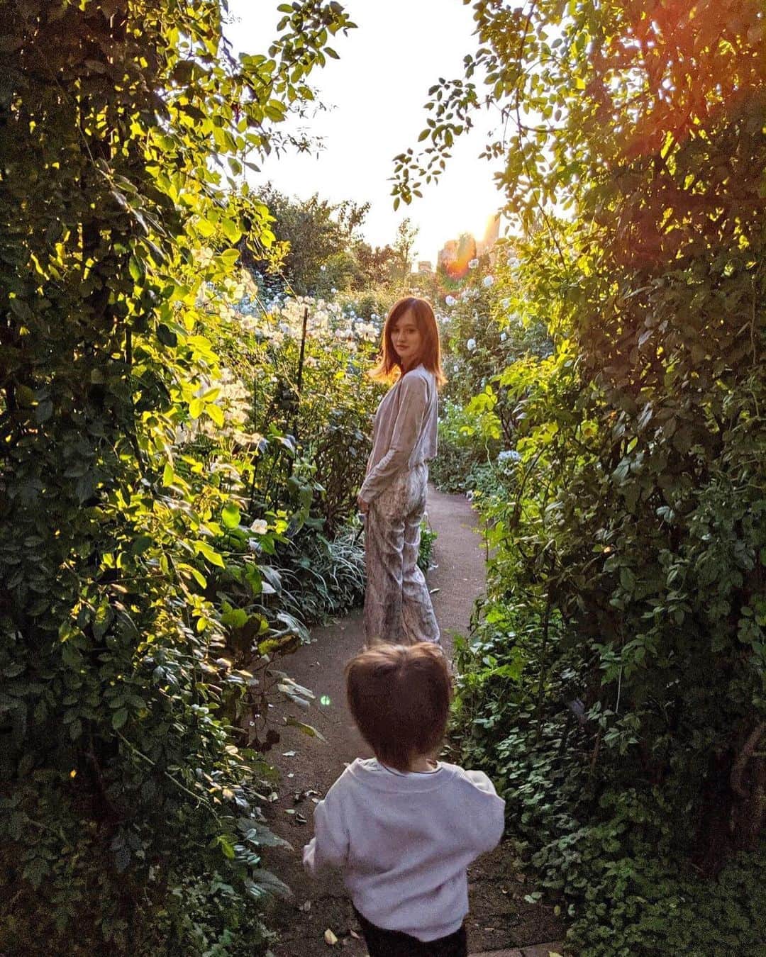 奥山絵里奈さんのインスタグラム写真 - (奥山絵里奈Instagram)「丁度1年前横浜にある#イングリッシュガーデン の投稿をしていなかったのに気づいたので今更投稿笑  コロナ前だったし、息子も小さい👶 綺麗な場所でした🌹  幼稚園も無事決まりひと段落😌  #薔薇園 #バラ園 #1年前 #横浜観光 #2歳 #ママコーデ #オールインワンコーデ #秋服コーデ #子連れスポット #横浜デートスポット #横浜イングリッシュガーデン」11月4日 19時23分 - erinaokuyama