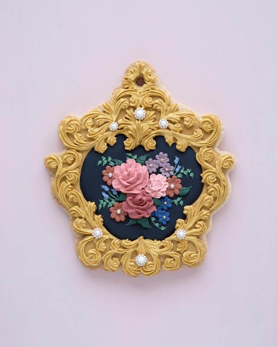 KUNIKAのインスタグラム：「This cookie imagined an antique painting in a museum⚜️﻿ Special creation with @mikitiaizawa 🌹﻿ ﻿ 日本で最後にしたミキティさんとの撮影のクッキー。﻿ とにかく立体的にしたくてパイピングより口金を使った絞りが多めのデザイン。﻿ 黒背景も、立体の絞りも、普段作ってなかったので楽しかった！ とても素敵な作品になったので公開が楽しみです...🖤﻿ ﻿ #artofkunika」