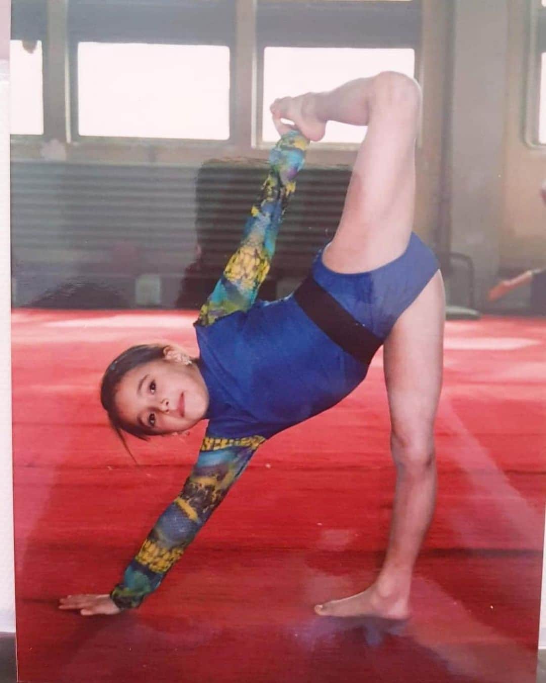 ラリサ・ヨルダケのインスタグラム：「Poveste lunga in cateva cuvinte:  🥇🥇🥇 Știu ce înseamnă să faci sport de mic, să faci sacrificii de dragul sportului, dar mai știu și că rezultatele sunt unele pe măsură și că sentimentul de a fi învingător face ca totul să merite. Pentru campionii de mâine, am o veste bună.  Ministerul Tineretului și Sportului vine în sprijinul copiilor care își doresc sa facă sport de performanță și își propune să susțină primii lor pași. Vorbim despre acordarea unui voucher în valoare de 300 lei, pentru copiii născuți în perioada 01.01.2005- 31.12.2014, care se legitimează pentru prima dată la un club sportiv (public sau privat), deținător de certificat de identitate sportiva. Voucherul poate fi utilizat exclusiv pentru achiziționarea de echipament sportiv, iar programul este valabil pana la 30 noiembrie.  Hai la sport! 🤸🏻🏋🏻‍♂️🤼‍♀️🤺🤾🏻‍♀️🏊🏻‍♂️🚣🏻‍♀️🥇 @ministerultineretuluisportului  •••••••••••••••••••••••••••••••••••••••• Mai multe detalii despre procedura de acordare a voucherului găsiți aici: www.mts.ro ••••••••••••••••••••••••••••••••••••••• #campioniidemaine #sustinemsportulromanesc #sustinemcampionii」