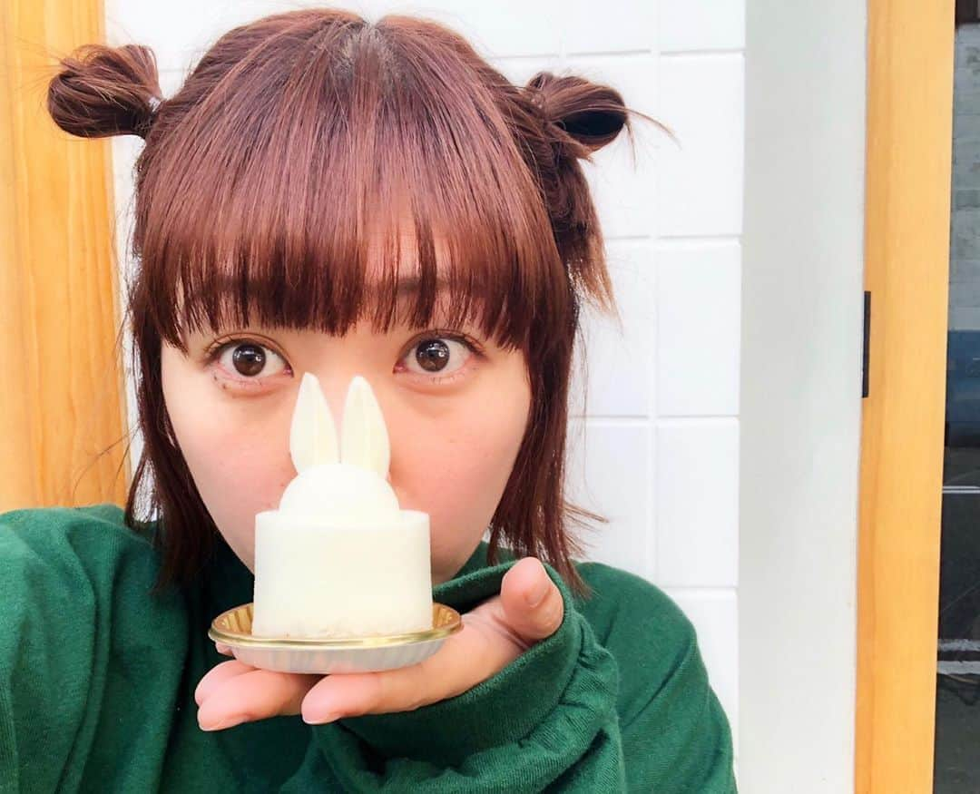 近藤夏子さんのインスタグラム写真 - (近藤夏子Instagram)「ウサギはん🐰✨ なんとなぁく通った道で行列発見🕵️‍♀️ スイーツ店じゃないですか😍 そりゃ並んで買って食べるよねっ💓笑 すごく有名なお店みたいで、午前中なのに売り切れの商品もあったり、お客様が途切れることなく列に並んでて驚きました！！ でも、食べて納得。こりゃ並ぶわ❤️ もっとたくさん食べたかったけど、さすがに一人暮らし女、4個にしときました。家族がいたらなぁ。笑 また買いに行こぉーっと💖 @ravierelier というお店でしたっ🏡(読み方は皆さんそれぞれで。笑) #スイーツ #とっておきスイーツ #大阪スイーツ #sweets #コンナスイーツ #おいしいお店教えてください #スイーツ好きな人と繋がりたい #うさ耳ヘア #うさぎケーキ #シュークリーム #チョコレートソース #あとがけ #激ウマ #ティラミス も #激ウマ #一口ちょうだいができたらもっとたくさんの種類食べられるのに #悲しい #おいしい #4個は秒でいただきました #次はクロワッサンねらい」11月4日 19時37分 - kondonatsuko