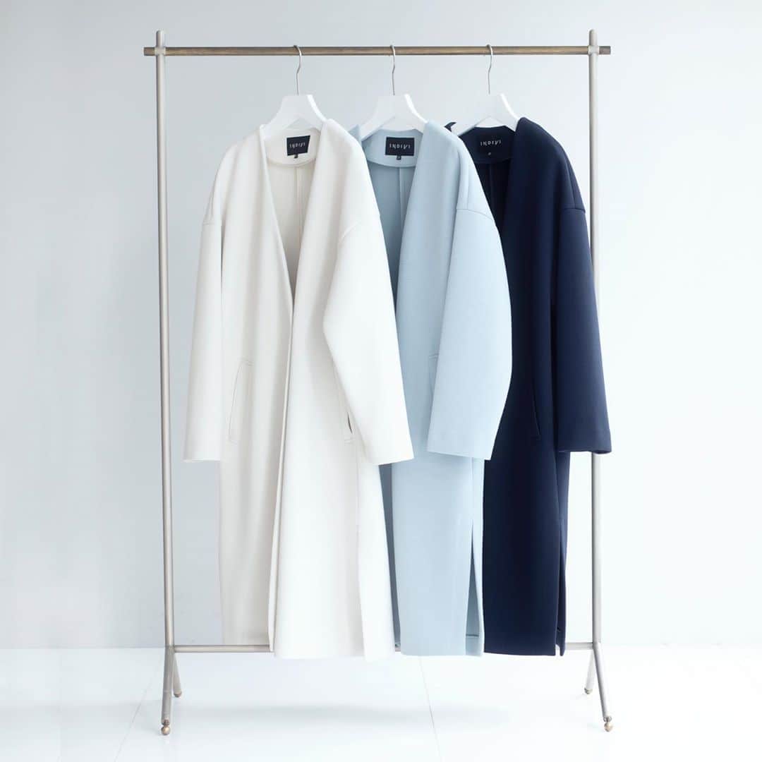 INDIVIのインスタグラム：「-pick up items-﻿ ﻿ ﻿ 全体的にゆったりとしたシルエットをシャープに見せる、サイドに入った深めのスリットがポイント。﻿ 肩が抜けすぎず、深すぎない絶妙なVネックラインにもこだわっておつくりしました。﻿ 丸くなりすぎず、すっきりとお召しいただけるコートです。﻿ ﻿ ﻿ ✴︎coat.¥26,000(税込)﻿ ✴︎no.127-99066﻿ ﻿ ﻿ #INDIVI﻿ #インディヴィ」