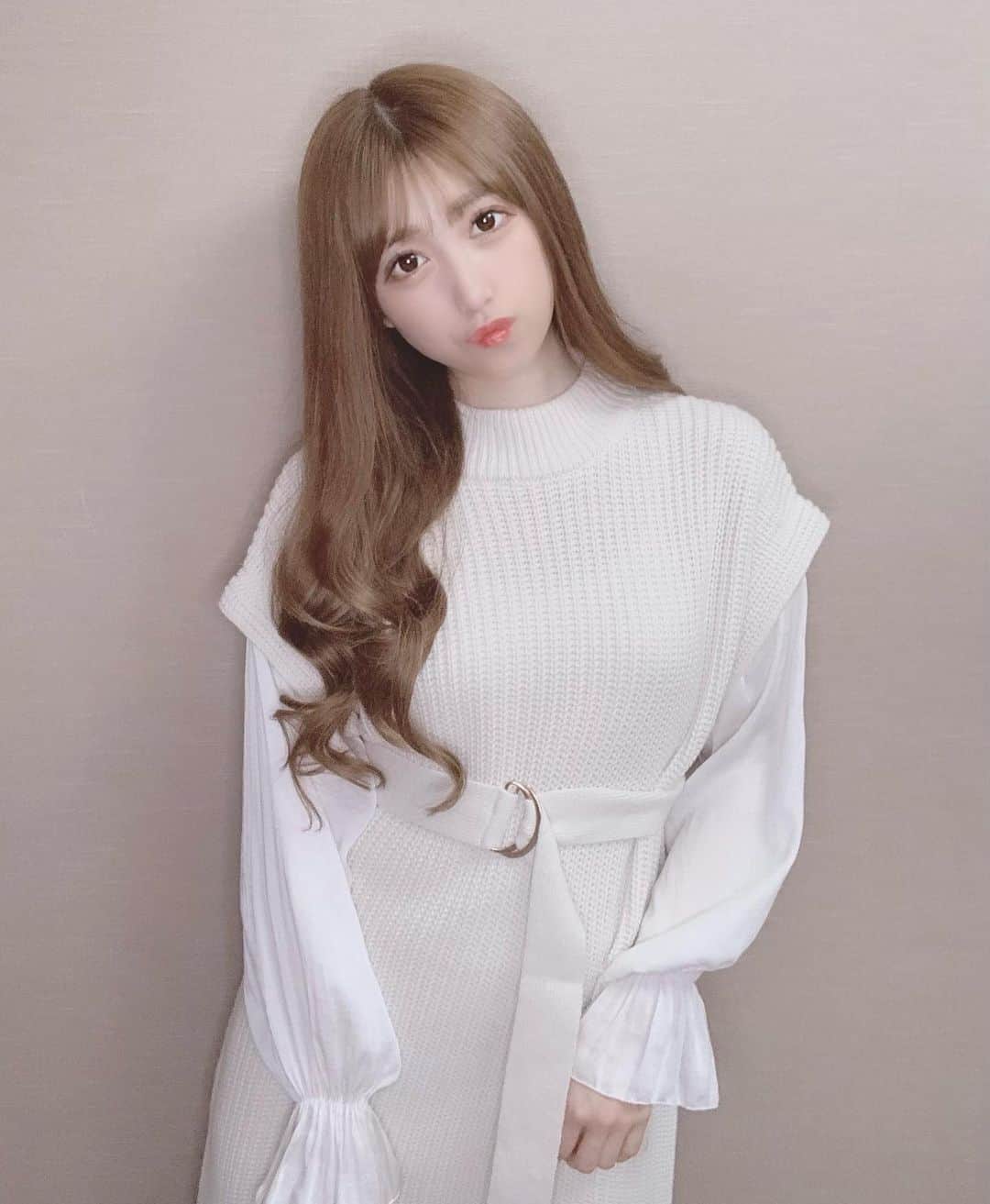 田口未彩のインスタグラム：「🤍  グレイルのワンピ🐇 @grl_official   #grl #グレイル　#グレイルコーデ　#ワンピース　#ニットワンピース　#秋服　#秋服コーデ　#ヘアカラー　#ヘアアレンジ　#ロングヘア #巻き髪　#メイク　#秋メイク」