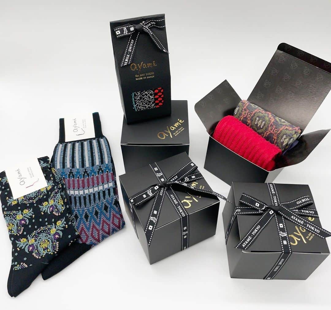 アヤメのインスタグラム：「Greeting gift🧦🎁🎄⭐️ #worldwideshipping📦✈️ 中身がチラ見できる１足用のラッピングも作りました💝 #暮れの元気なご挨拶 #ayamesocks #giftwrapping #ギフトラッピング #クリスマスプレゼント #christmasgiftsideas」