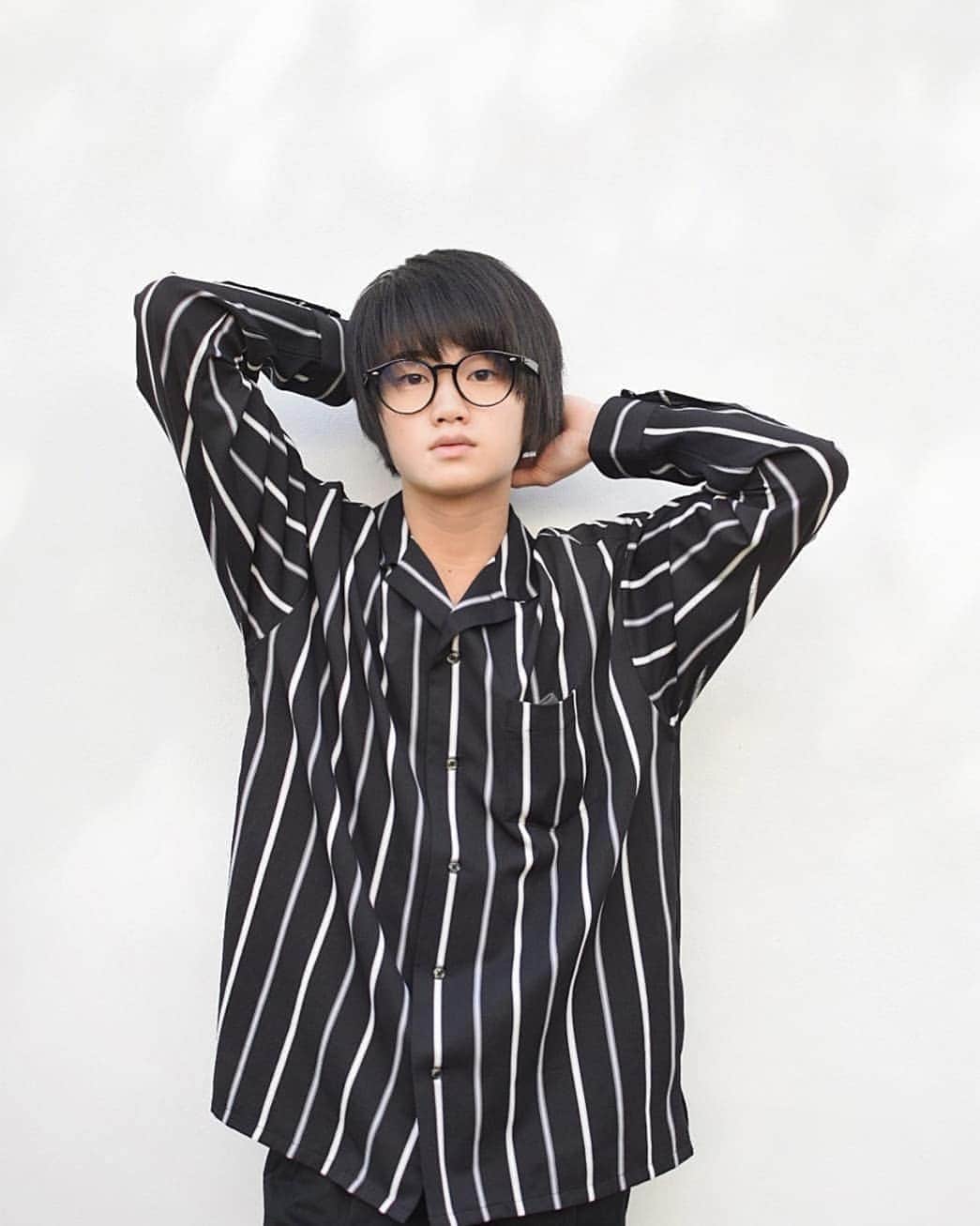 外山将平のインスタグラム：「こんばんは！ 2枚目もありますよ^_^ 今日もお疲れ様でした！  photo by:key #photooftheday#camera#portrait#model#外山将平#役者#俳優#今日の外山#ootd#Nikon#美肌#一重 #写真#撮影#カメラ#ポートレート#ファインダー越しの私の世界#カメラ好きな人と繋がりたい#筋トレ#作品撮り#黒髪#メガネ男子#ブラックコーデ#秋#autumn#fashion#followｍe #instagood」