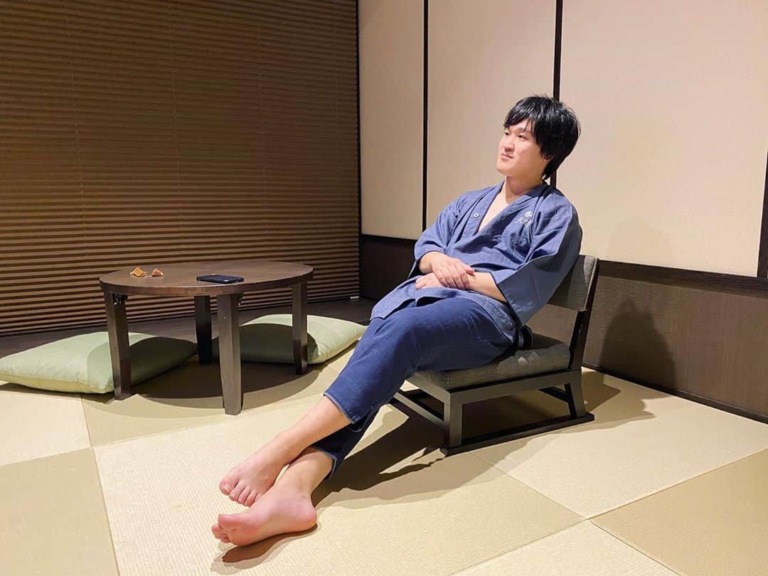秋山燿平のインスタグラム：「現在來箱根旅遊，真的好久沒旅遊了。28歲的一年快到一半了，一邊休息一邊思考接下來的半年要挑戰什麼。 ​​​」