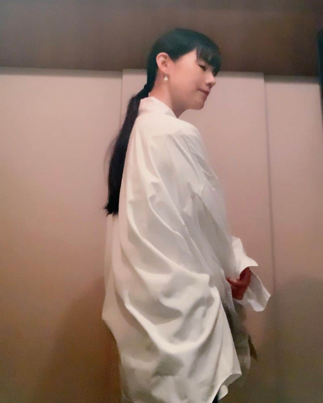 小西真奈美さんのインスタグラム写真 - (小西真奈美Instagram)「#ビックシャツ #ひとつ結び #最近の定番 #😊」11月4日 19時43分 - manami.official