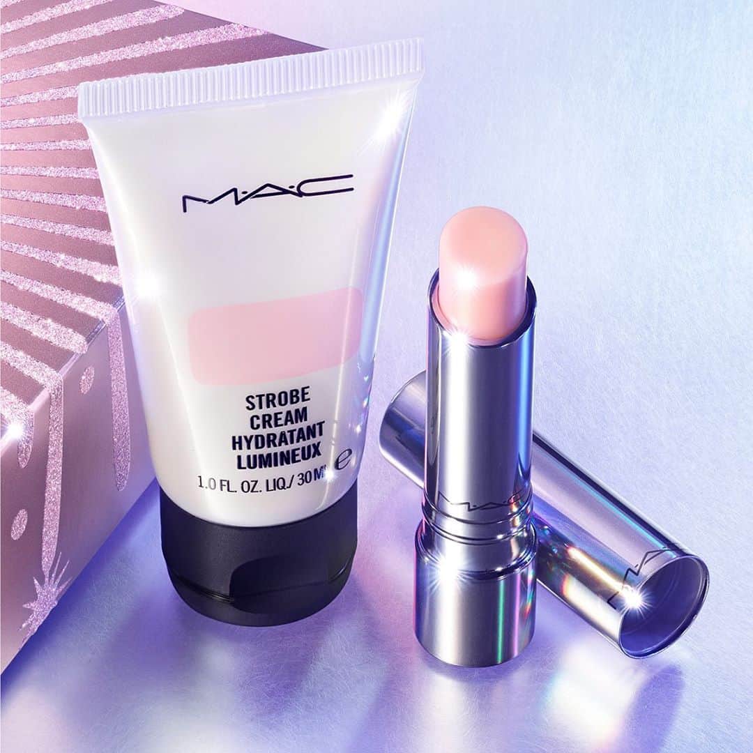 M∙A∙C Cosmetics Japanのインスタグラム：「【ホリデーキット第2弾 オンライン発売まであと2日！】 キット第2弾は、人気のストロボクリームとほんのり色づくリップバームのセットや、リキッドタイプのフェイスカラーなど、煌びやかなフェイスアイテムをラインアップ✨次回の投稿でリップアイテムを一挙にご紹介します💕 ㅤ 【掲載製品】 1枚目: スパークラー スターター キット: スキンケア (税込5,720円) 2枚目: フラッシュ ドロップス トリオ (税込4,620円) ㅤ *11/6(金) 公式オンライン先行発売 午前10時発売予定。システムの影響により、発売が多少前後する可能性がございます。何卒ご了承ください。 *11/13(金) 全国発売 ㅤ #MACFrostedFirework #MACクリスマスコフレ2020#MACHoliday #MACCosmeticsJapan #MACCosmetics #MAC #MACコスメ #マックコスメ #メイクプロセス#トレンドメイク#秋メイク#冬メイク#クリスマスコフレ2020#クリスマスコフレ#ツヤ肌#ツヤ#ハイライト#ツヤ肌メイク#つや肌#つやつや#透明感#透明感メイク#骨格メイク#小顔効果#小顔メイク#立体感#ベースメイク」