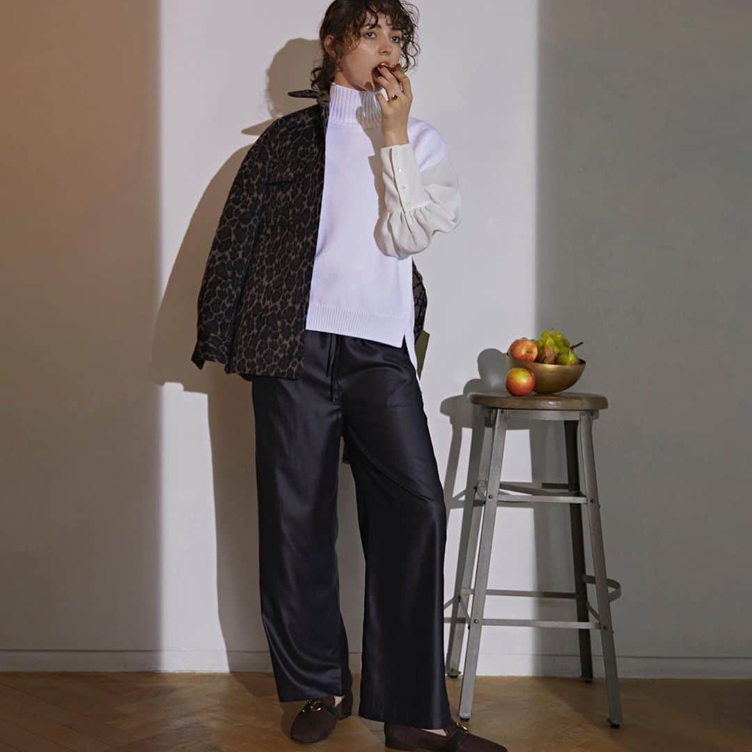 エリオポールのインスタグラム：「. HAVE A LOVELY DAY 10.23.-11.26.  . CPO JACKET [CHLOE STORA]  89,000yen+tax KNIT [HÉLIOPÔLE]  16,000yen+tax PANTS [HÉLIOPÔLE]  16,000yen+tax RING [SHYLA]  8,000yen+tax SHOES [CORSO ROMA,9]  19,000yen+tax . . . #HELIOPOLE #エリオポール #HAVEALOVELYDAY #2020aw #autumnwinter #selectshop #fashion #CPOJACKET #style #Utility #british #britishstyle」