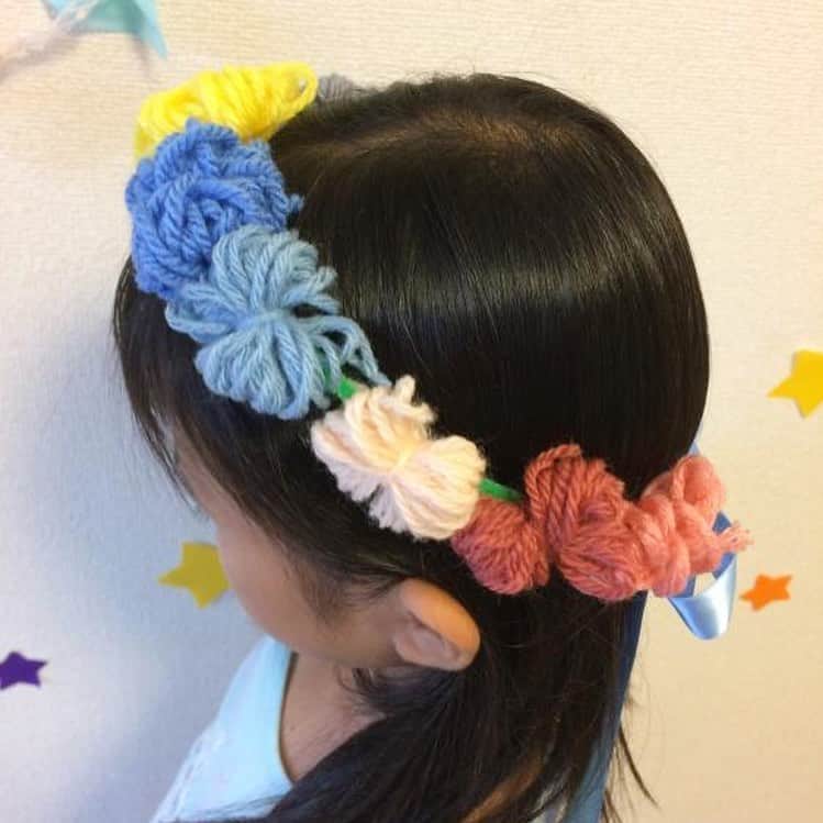 HoiClue♪ [ほいくる]のインスタグラム：「＼モールと毛糸の花冠／  ぐるぐる巻いた毛糸に、モールを通して作る花冠👸  好きな色の組み合わせで作れば、オリジナルのおしゃれアイテムのできあがり✨  ハロウィンの仮装やお遊戯会、誕生会などにも🥳  . . . . . . . . . . . . . . . . . .  ■ ポイント！  ・長さを変えて、ネックレスやブレスレットにも。   ・毛糸の花の、毛糸が輪になっている部分をはさみで切って形を整え、ポンポンにするとまた違った雰囲気の冠に。  ・毛糸の花を作るとき、指ではなく厚紙に巻いて作ってもよい。  ■ 材料 ・モール ・毛糸 ・太目のリボン  ■ 使うもの ・はさみ  ■ 作り方  1、毛糸を手のひらにかけて、端が抜けないように少し長めに垂らす。  2、指3本に毛糸を20～30回巻きつけて端をはさみで切り、巻きつけた輪がほどけないようにそっと外す。  3、中心を、15センチ位に切った毛糸でしっかりと結ぶ。このときあまりきつく結ぶと後でモールを通しにくくなるので、少しだけモールを通す余裕を残しておく。  4、中心に結んだ毛糸にモールを通していく。  5、モールを継ぎ足すときは、しっかりとねじり合わせる。  6、ねじった部分のモールの針金が出ている部分は、毛糸をしっかりと巻きつけて針金の先端を隠す。 巻き始めと巻き終わりを、毛糸をモールに結ぶ。  7、最後に頭のサイズに合わせてモールをねじって留め、針金の先端を毛糸を巻きつけて隠す。 糸が飛び出していたら、はさみで切って形を整える。  8、できあがり！巻き終わりの部分にリボンを結んで垂らしてもかわいい。  . . . . . . . . . . . . . . . . . .  ほいくるの投稿を見て遊んだ後は、ぜひ #ほいくる または #hoiclue のタグをつけえ教えてください♬ほいくる公式サイトの記事内で、ご紹介させていただくかも…？ ※その際はInstagramのメッセージにて事前にご連絡させていただきます。  そのほか「あそび」や「こども」にまつわる色々な情報やアイディアを楽しみたい方は、 @hoiclue のプロフィールのURLへ 👉︎︎︎︎️️️️️️  #保育 #保育士 #保育園 #幼稚園 #幼稚園教諭 #こども園 #保育士の卵 #保育学生 #遊び #あそび #子ども #こども #children #kids #製作 #制作 #工作 #キッズアート #おうち遊び #室内遊び #こどもとあそぶ  #ごっこ遊び #毛糸 #誕生日会」