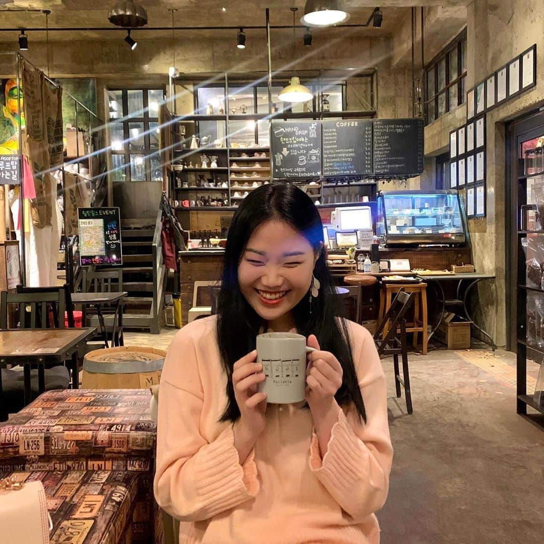金海珍のインスタグラム：「핫쵸코의 계절이 돌아왔다! 따땃해☕️ . #오늘도 #남양주 #카페 #겨울이다  📸: @kkwon_u96_10」