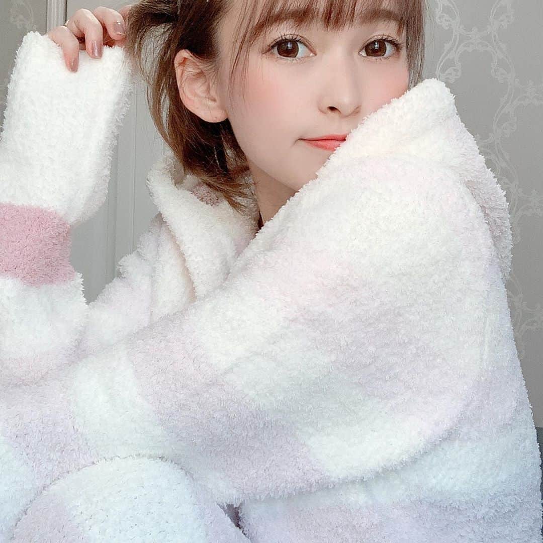町田亜里香のインスタグラム：「めちゃかわな、 ルームウェアGET❤︎❤︎ @_andante_shop のもの🥺 ふわふわで可愛い〜✨ ぴんく×しろ🤍でふわふわ🍼 よく眠れそう…💤 ウエストも紐🧵だから細い方も 調整して全然履けます✌️ 私のウエストは53cmくらい🐜 . . 可愛いルームウェア着るだけで ちょっとおうち時間が幸せに🌿ˎˊ˗ しかもこういう可愛いのって 割と高いのに 5000円以内で買えるのも❤︎魅力✨ 5000円とは思えないふわふわ🥰 . . @_andante_shop   ↑のぞいてみてね👀✨ . . #ルームウェア #roomwear  #プチプラ #パジャマ #ふわふわ  #おうち時間 #部屋着  . 部屋着でいる時間も増えたし🥴 もう一着くらい頼もうかな🥺❤︎ . .」