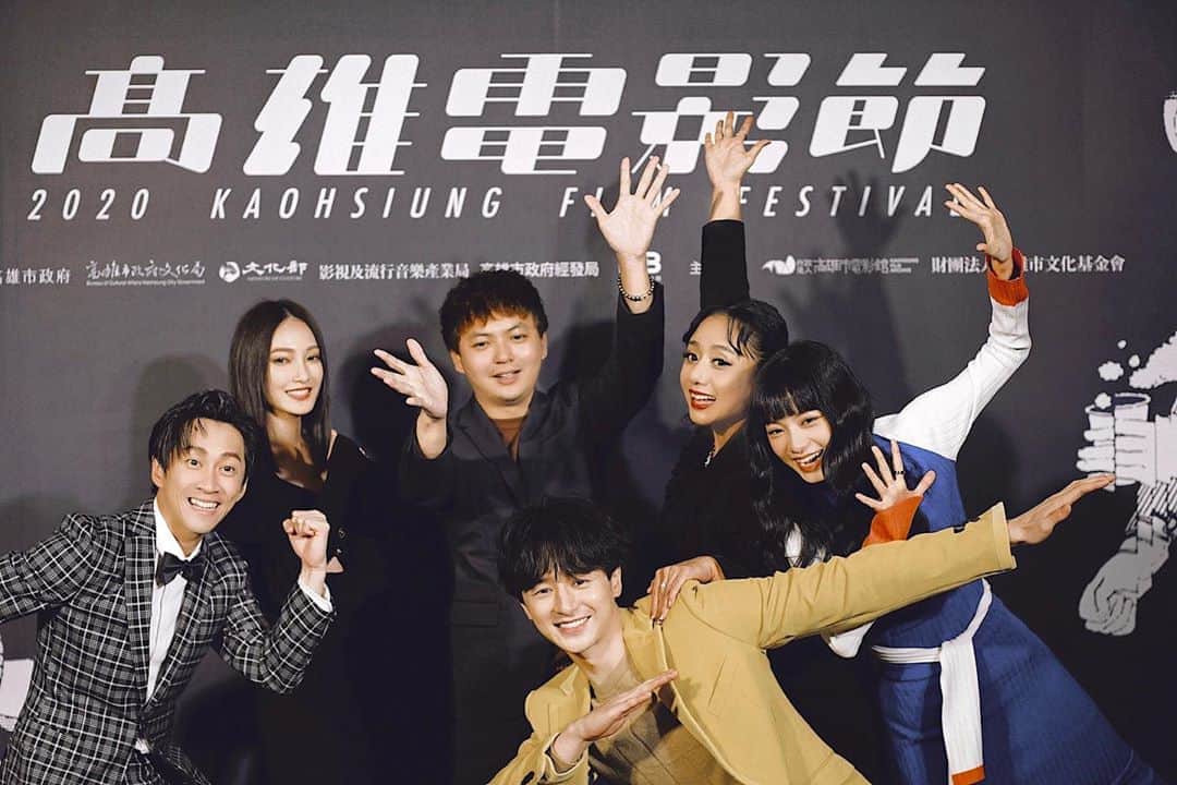 林映唯のインスタグラム：「回想上一次參加高雄電影節已經是快十年前的事了，從幕後到幕前，光陰荏苒。但總有人會像張溫柔的網，將那些不復返的日子輕輕托起。 （你們看導演的pose像不像在撒網） 11/29 晚上十點 公視 跟著 #訪客 再一次 #時光幻遊」
