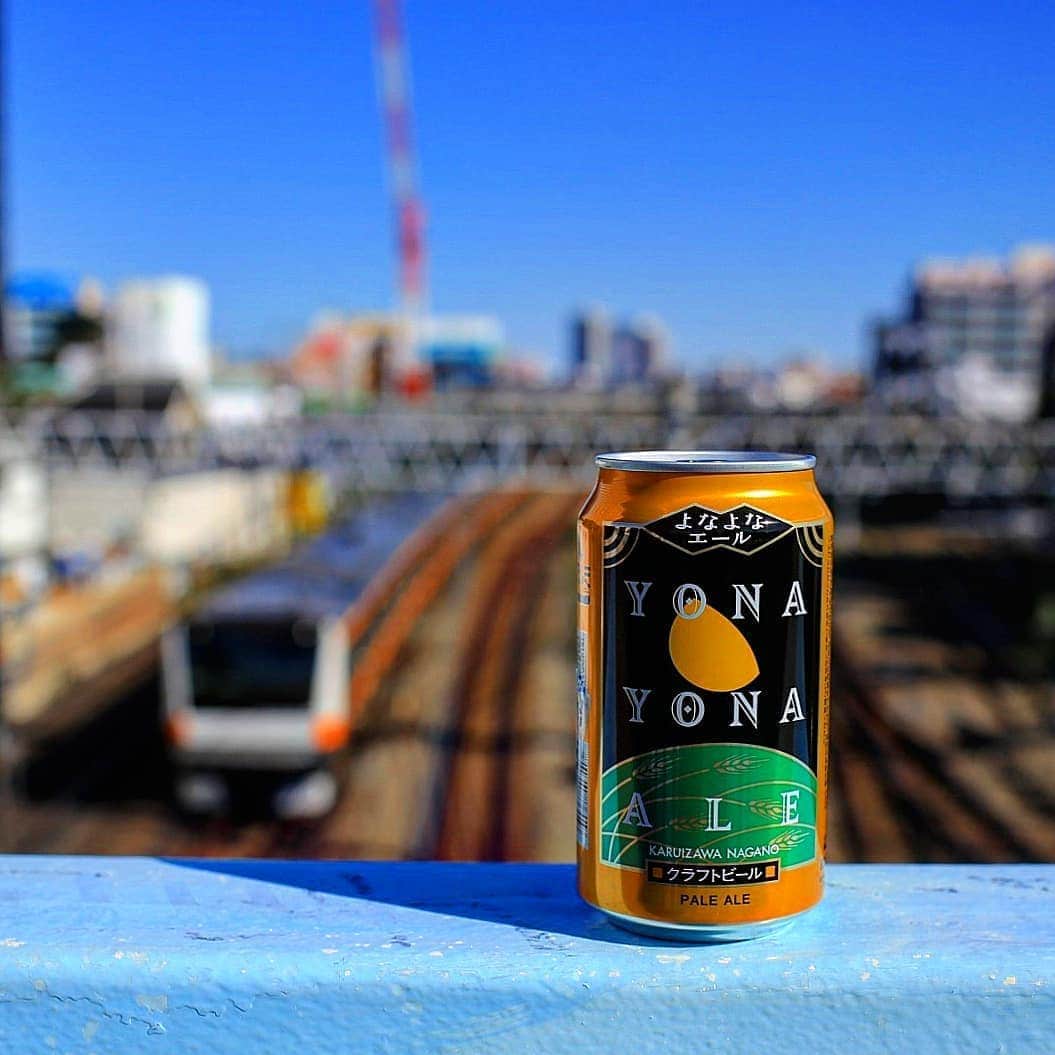 のインスタグラム：「よなよなエールと中央線🚃  ここから実はスカイツリーが見える事を最近知りました。  セントラルパークはローソンが2店舗あってそのうちの1つでよなよなエールを購入。どちらも広々店内で、四季の森公園でピクニックする人用なグッズも色々あります。  お昼はキッチンカーも出てるから、魯肉飯を😋  四季の森公園は秋深まっています🍁  @yonayona.ale #よなよなエール  #よなよな買えるコンビニ   東京都中野区 ローソン中野セントラルパークサウス店  #ビール #ビール女子 #ビールおばさん #クラフトビール #ヤッホーブルーイング #中野 #トコトコサケメグリ #ランチ #ランチボックス #lunch #foodpic #beer #yonayonaale #igersjp #中央線が好きだ」