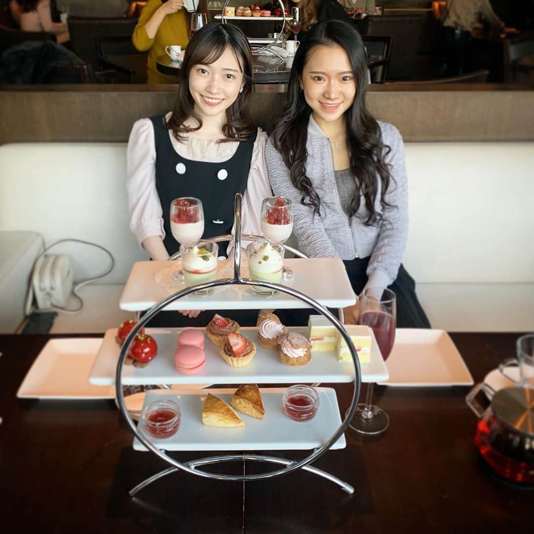 末井櫻子のインスタグラム：「🧚‍♀️🧚‍♀️ ． ． かわいいかわいい後輩ちゃんとアフタヌーンティー❤︎❤︎ ． りかこちゃん本当しっかりしすぎてて、 どっちが後輩か分からないっ🤦🏻‍♀️💦笑 ． ． XEX WESTのアフタヌーンティーはお値段もお手頃で、全部美味しかったからオススメです🥳 ． ． 楽しい時間をありがとうらぶっ👼🏻🤍 ． ． ． #xexwest  #ハービスエント #ハービスプラザ  #アフタヌーンティー  #ストロベリーアフタヌーンティー  #大阪カフェ #大阪グルメ  #関西カフェ #関西グルメ  #梅田カフェ」