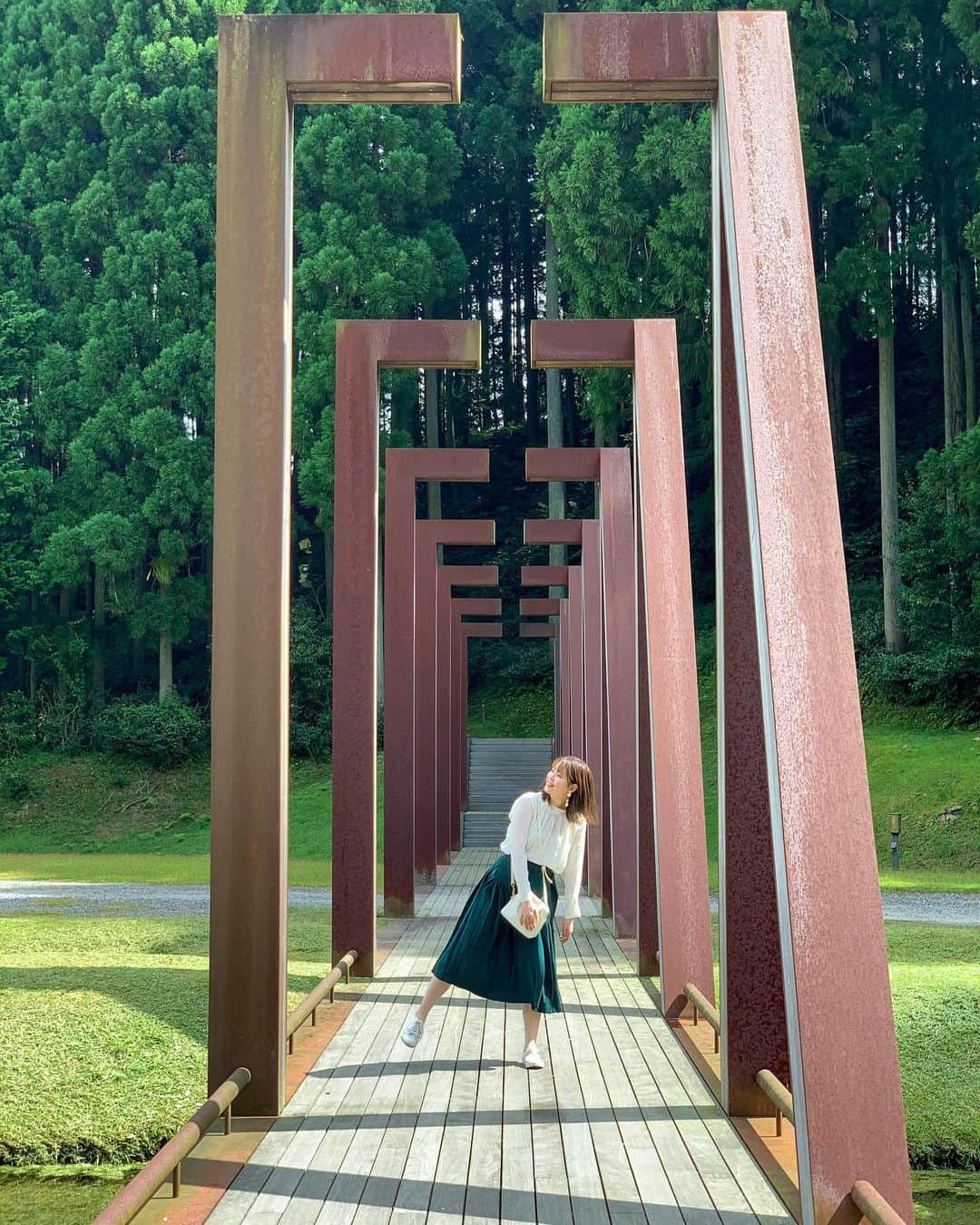 松本ルナのインスタグラム：「芸術の森の写真こちらでラストです🌳うふ﻿ ﻿ っていやいや✋！！﻿ ﻿ シリーズ長っ！！って感じで﻿ 写真も載せるの遅っ！！って感じで﻿ もう11月やん！！って感じで、こんばんは♡﻿ ﻿ 早いね、早いよ〜〜﻿ ﻿ まだ載せてない写真いっぱいあるよ〜〜﻿ ﻿ ちょっと勝手に奈良観光大使として﻿ 気が緩んじゃってるんじゃないですか？っていう﻿ 🦌さんの声が聞こえて来そうですね🥺←﻿ ﻿ でも、ほら、6枚目の写真﻿ セント君の右手のポーズみたいやから﻿ もう奈良が染み付いてるんでしょうね♡うん♡﻿ ﻿ ﻿ という事で11月も先月より楽しいが更新される様に﻿ 毎日を大切に過ごしましょ☺️💓﻿ ﻿ えいえいおー✊✨✨﻿  皆さん、いつもありがとう😊🙏💓  #奈良 #奈良観光 #緑 #公園 #芸術 #ラスト #芸術の森  #室生山上公園芸術の森  #秋 #11月 #早いね #毎日大切に  #勝手に観光大使 #勝手に奈良観光大使  #目に優しいインスタ #ルナマップ  #nara #narajapan #nära #park  #art #green #フォロワーさんが減りませんように #フォロワーさんに感謝 #🙏 笑」