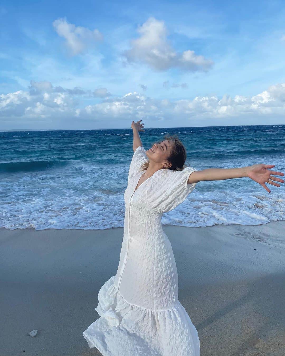 ステファニーのインスタグラム：「🐬💙 写真は先日お仕事で沖縄へ行った時の。 浮腫みやすいタイプだからこの前初めてハイフをしたんだけど、なんだか調子がいいかも☺︎ いつもありがとうございます！」