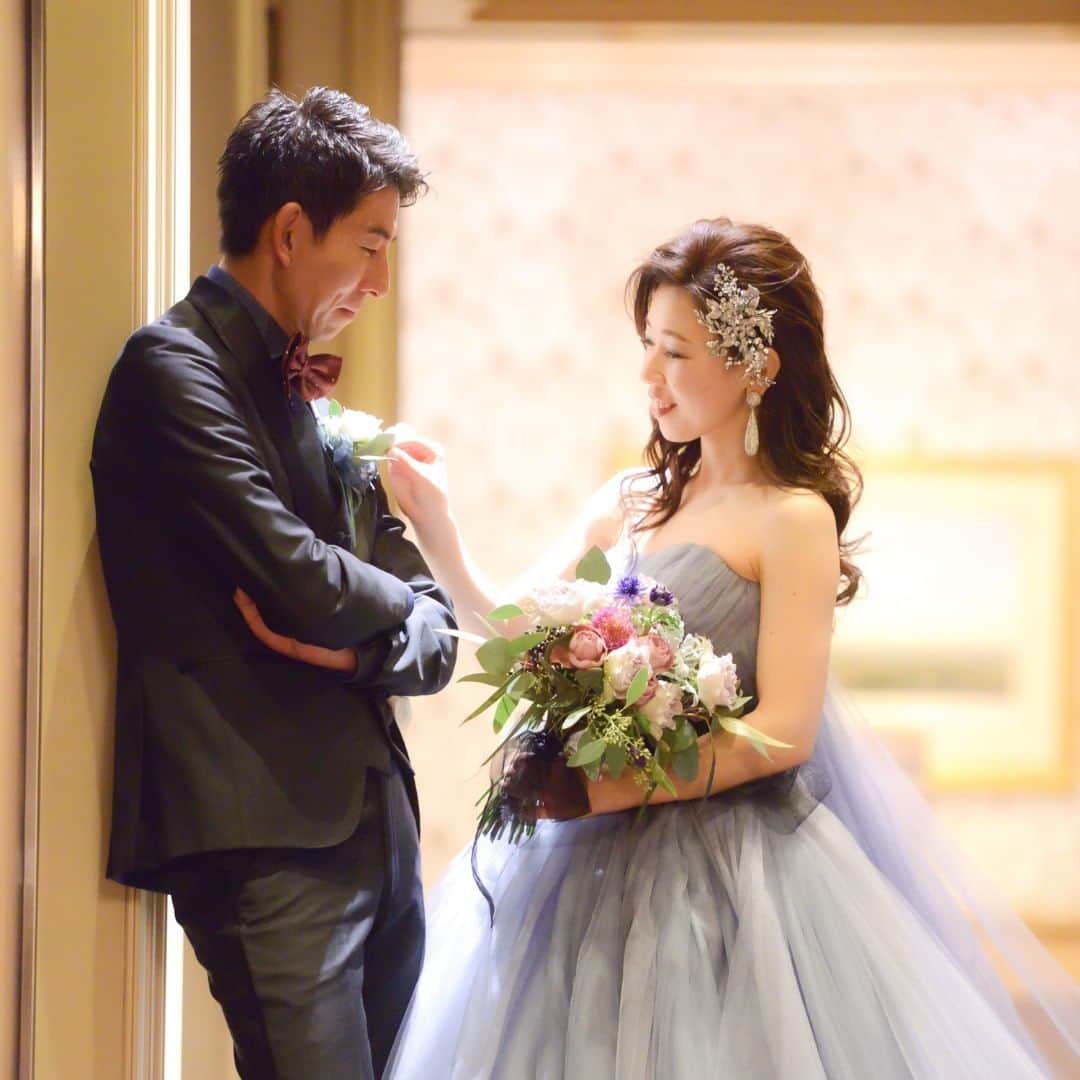 Wedding Park 公式のインスタグラム：「💐TODAY’s PICK UP ハナレポ💐  こんばんは！ ウエディングパークのハナレポ編集部です💁‍♀️  今日のピックアップは、 @wd__tandk1228さまのハナレポ👰  憧れのハツコエンドウのドレス✨ カラードレスも同じくハツコエンドウのソフィアをセレクト！ なかなか予約が取りにくいとも言われるドレスですが 奇跡的に日程が空いていたのだとか✨✨ 椿山荘の雰囲気にぴったりの 「クラシカル&アンティークな大人婚」です💛  ＜この式場を決めたポイント＞ 披露宴会場からも見渡せる庭園の素晴らしさと 大きな窓や白を基調とした自然光の入る チャペルの雰囲気にも魅力を感じたとのこと。  全体的な導線のつくりや雰囲気から 自分達だけではなく、ゲストの方々も 椿山荘の魅力を感じでもらえるのではないかと 思ったことが決め手✬  💒この結婚式場を詳しく ホテル椿山荘東京　(東京) https://www.weddingpark.net/0000056f/  💍この結婚式についてもっと詳しく ▼@wd__tandk1228さまのハナレポ♡ https://www.weddingpark.net/hanarepo/8580/  ーーーーーー #ベストハナレポ にエントリーしよう👑  @weddingpark をフォロー ＋#ベストハナレポ をつけて 投稿してください♡  ベストハナレポに選ばれた花嫁さまは 月末に表彰投稿をさせていただいています♩  たくさんのご参加お待ちしています！  ーーーーーー #プレ花嫁 #式場探し #2020婚 #2021婚 #2020冬婚 #2021春婚 #ちーむ2020 #日本中のプレ花嫁さんと繋がりたい #結婚式 #結婚式準備 #結婚準備 #プロポーズ #ウエパ #ウエディングパーク #ハナレポ #椿山荘 ーーーーーー」
