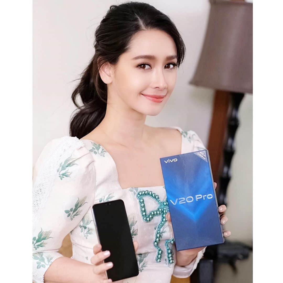 アミーナ・ピニットさんのインスタグラム写真 - (アミーナ・ピニットInstagram)「ปังมากกกก Vivo V20 Pro 5G สมาร์ทโฟนเซลฟี่เทพ เครื่องบางเฉียบจริง สวยจริง แถมพร้อมใช้งาน AIS 5G ที่1 ตัวจริง  สนใจรีบซื้อเลย 👉🏻 ‪https://www.ais.co.th/vivo-v20pro-5G/‬  #AIS5G #AISxVivo #VivoV20Pro5G #BeTheFocus」11月4日 20時01分 - mo_amena