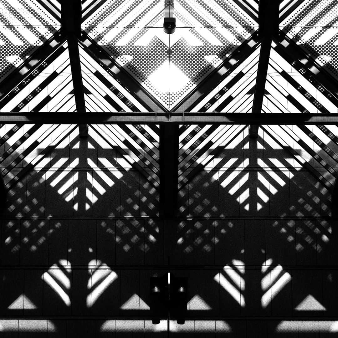 naotakeのインスタグラム：「オペラシティ - Tokyo Opera City / X-T2 & Snapseed, 20201105 . . Zoomの合間に、対面の打ち合わせがあると何故かホッとする。 . . #spicollective #royalsnappingartists #infamous_family #rsa_main #infinity_photo_cult #2_fineart #jp_gallery_member #jp_gallery_bnw #trb_bnw #wp_bnw  #bnw_life #bnwlife_member #bnw_life_shots #bnw_captures #world_bnw #top_bnw #team_jp_ #team_jp_モノクロ #ig_energy_bw #ig_nihon #streetphotographybnw #igersjp #blackandwhite #bnw #bnwphoto #monochrome #bw #bnwphotography #今日もx日和 #fujifilm_xseries」