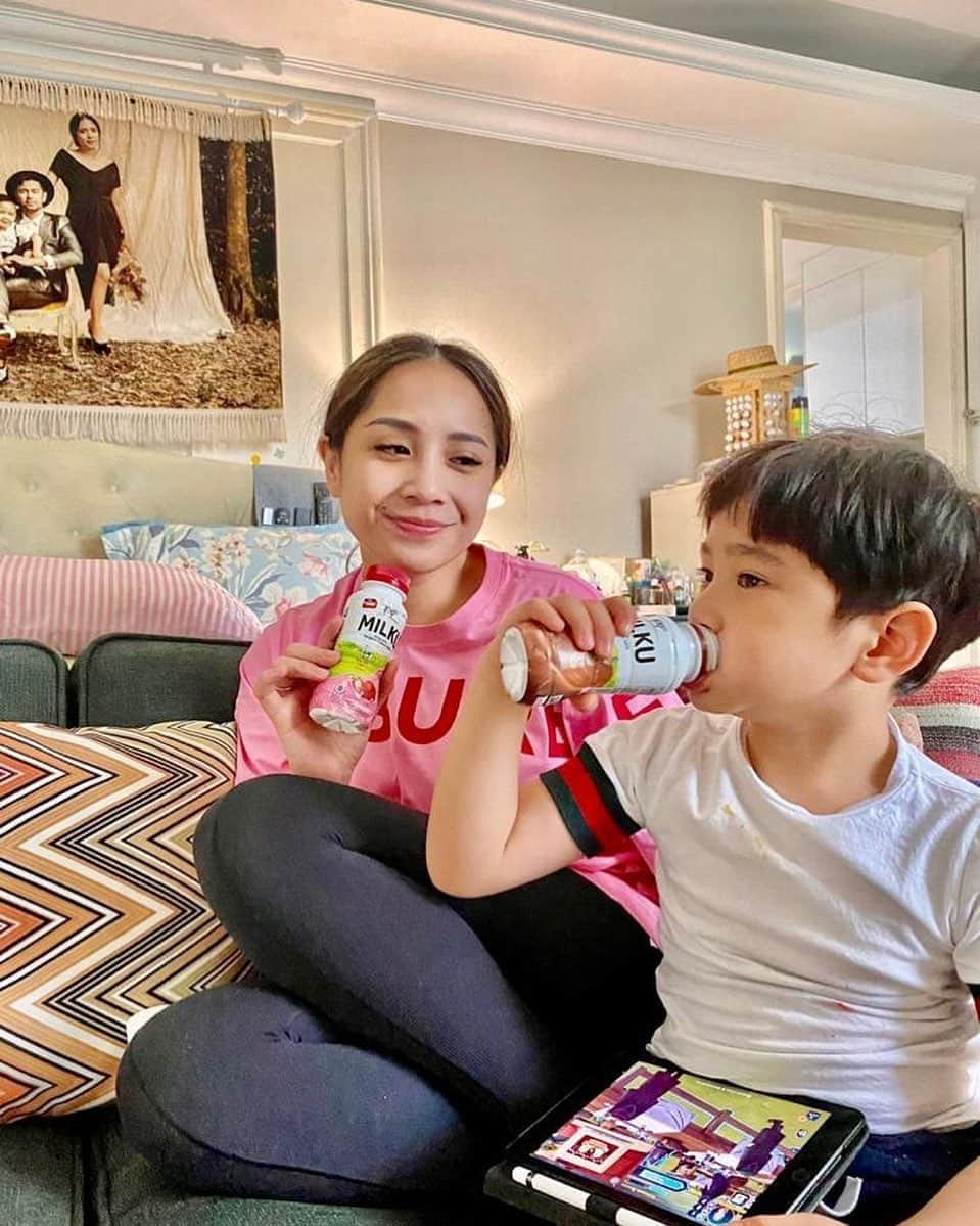 Raffi Ahmadさんのインスタグラム写真 - (Raffi AhmadInstagram)「Ini waktunya kamu awali hari dengan Susu Milku yang selalu setia untuk iringi #NutrisiLangkahku!  Yuk jadi lebih aktif dengan cobain hal-hal baru yang bisa kamu lakukan bareng @susumilku Soalnya @susumilku itu terdapat vitamin dan 4 kandungan mineral yang mampu memenuhi 25% kebutuhan kalsium si Kecil untuk iringi #NutrisiLangkahku setiap harinya.  Yuks buruan ke @alfamart terdekat dan dapetin Susu Milku Susu Belgia Berkualitas dengan rasa Coklat Premiun dan juga Strawberry !」11月4日 20時07分 - raffinagita1717