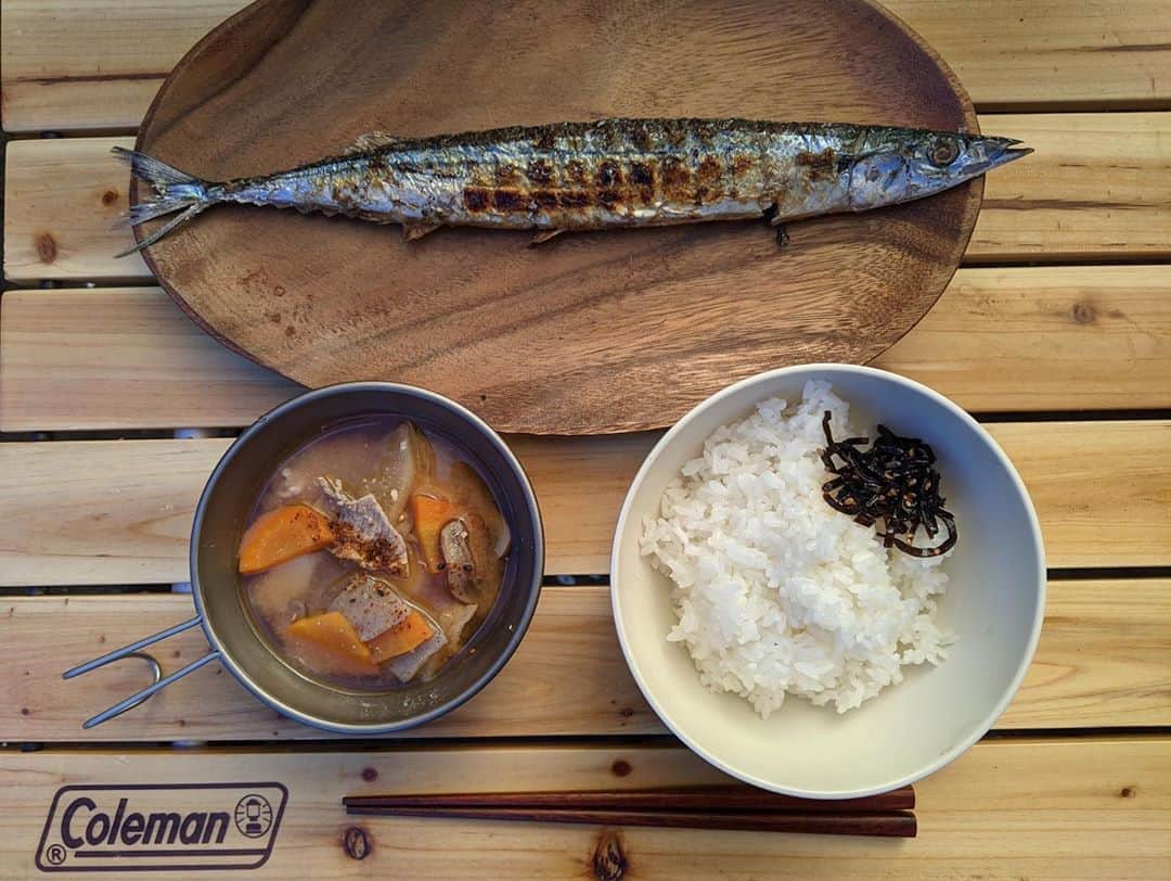 Coleman Japanのインスタグラム：「秋の味覚をキャンプで楽しもう🍁  シンプルな焼き魚🐟も外で食べると美味しさ倍増❗️グルメな秋キャンプ、皆さんの自慢のキャンプ飯をぜひ教えてください😋  ・ #私のコールマンレシピ を付けて投稿いただいた中から、素敵なお写真または動画は公式SNSでご紹介させて頂きます♪ ・ ・ ・ #灯そうColeman #灯そうコールマン #灯そう #Coleman #コールマン #Camp #キャンプ #Outdoor #アウトドア #アウトドア料理 #アウトドア飯 #キャンプ飯 #キャンプご飯 #キャンプ料理 #キャンプごはん #アウトドアレシピ #キャンプレシピ #秋キャンプ」