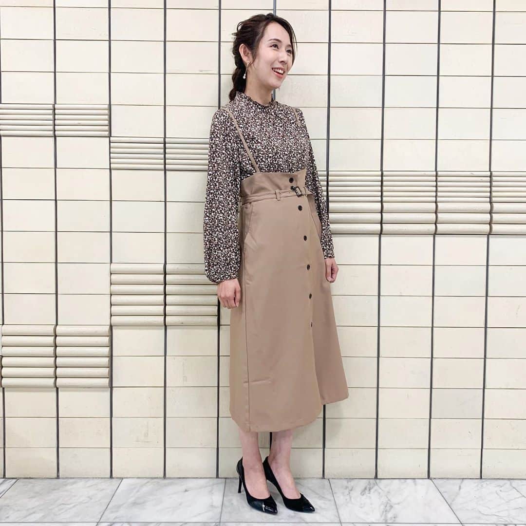 若林翔子のインスタグラム：「.﻿ .﻿ ちょっとブレイクタイム♡﻿ 今日もかわいい衣装とヘアにしてもらいました〜🤗﻿ ﻿ 関係ないけど最近食欲が止まりません。﻿ ﻿ ﻿ ﻿ #ちょっとブレイクタイム　#ミヤギテレビ﻿ #情報番組　#宮城　#仙台　#タレント　#MC﻿ #レポーター　#若林翔子　#白ごはんが無限に食べられそう﻿」