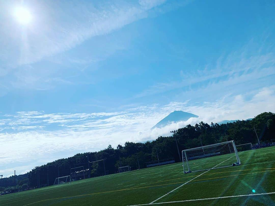 HAYATOのインスタグラム：「大自然の中で、富士山を眺めながら、芝のグランドでサッカーは幸せです⚽️🌲🇪🇸☀️🌈  #BRIDGET   #HAYATO   #japan  #岐阜県  #東濃  #恵那市  #サッカー視察  #山梨県  #富士緑の休暇村  #富士山  #環境  #FCバルセロナ  #バルサアカデミー葛飾校  #サマーキャンプ  #スポーツ  #サッカー  #フットサル  #フットゴルフ  #恵那スポーツ  #恵那サッカー  #恵那フットサル  #恵那フットゴルフ  #サッカー部  #サッカー女子  #サッカー少年  #サッカー好きな人と繋がりたい  #風景  #写真  #14  #gratefuldays」