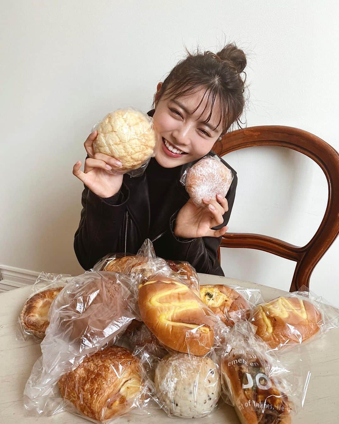 NittaSachikaさんのインスタグラム写真 - (NittaSachikaInstagram)「しあわせそう😝🥐﻿ ﻿ パンは、クリームパン、シュガーマーガリン、メロンパン、豆パン、カレーパン、塩パン、そしてクロワッサンへとブームが変わっていったけど、グルテンやからちょっと気をつけてる💭﻿ ﻿ たまに食べとるとめっちゃ美味しいよね🤎﻿ ﻿ #blackfashion #breadstagram #gluten」11月4日 20時11分 - chacch1