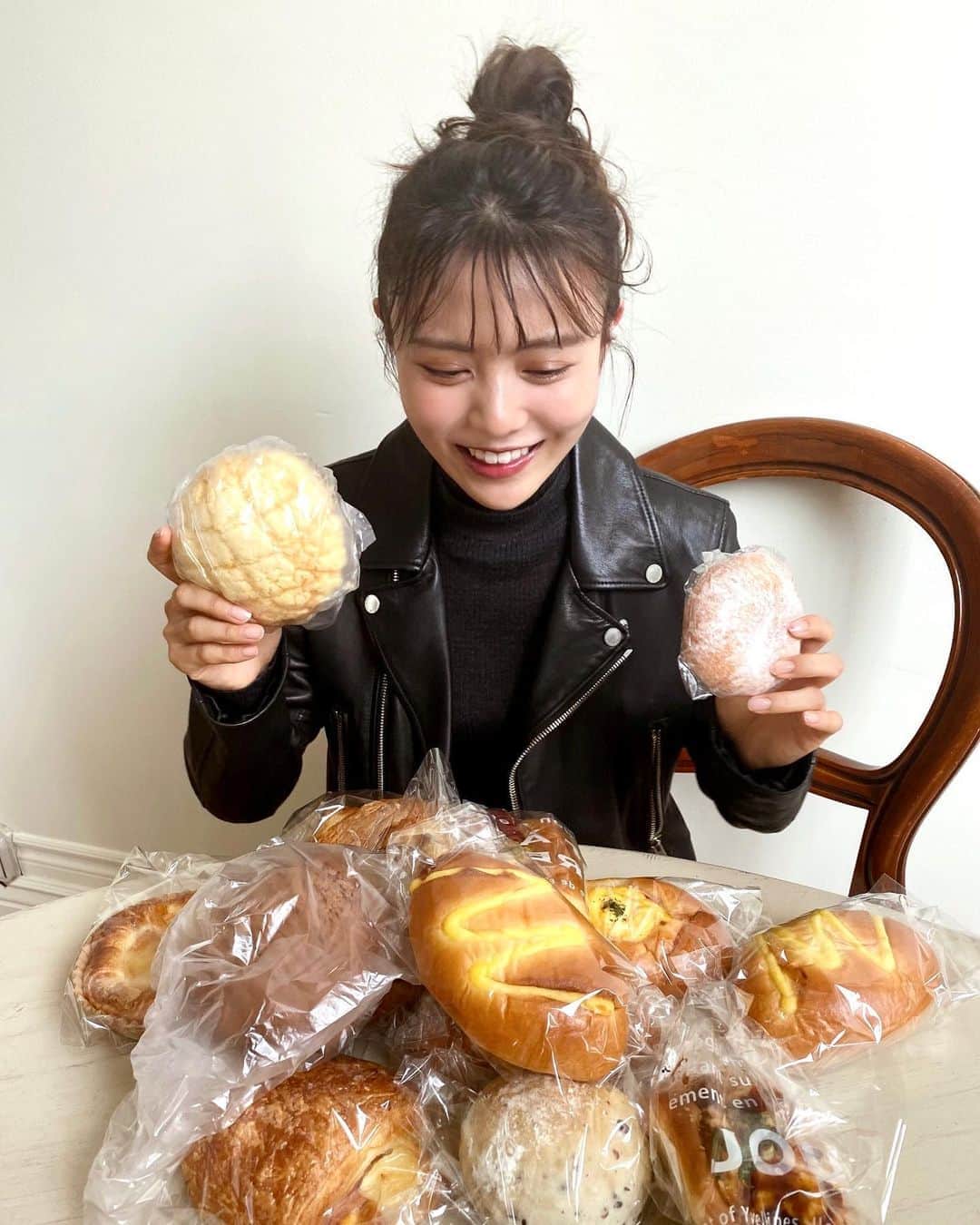 NittaSachikaさんのインスタグラム写真 - (NittaSachikaInstagram)「しあわせそう😝🥐﻿ ﻿ パンは、クリームパン、シュガーマーガリン、メロンパン、豆パン、カレーパン、塩パン、そしてクロワッサンへとブームが変わっていったけど、グルテンやからちょっと気をつけてる💭﻿ ﻿ たまに食べとるとめっちゃ美味しいよね🤎﻿ ﻿ #blackfashion #breadstagram #gluten」11月4日 20時11分 - chacch1
