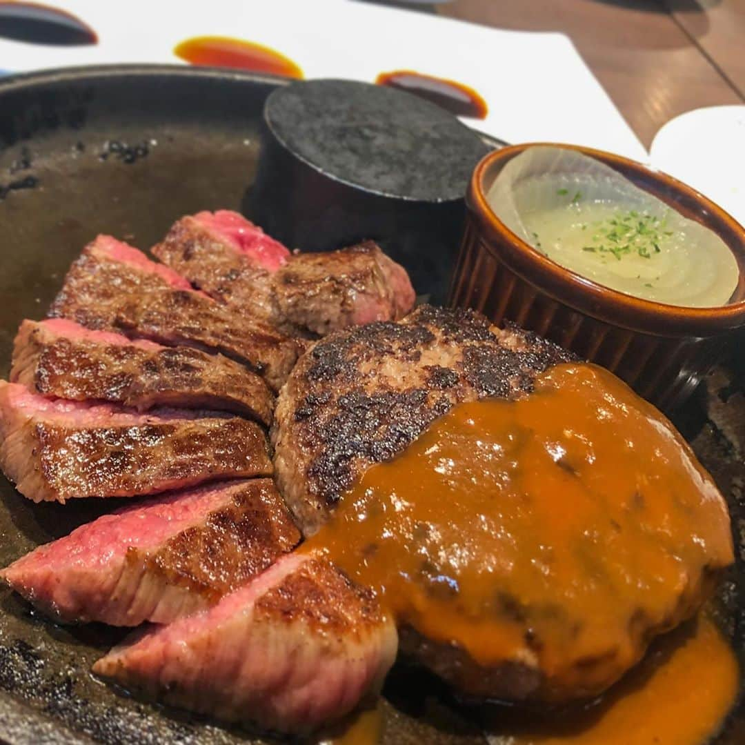 まゆぴちゅーさんのインスタグラム写真 - (まゆぴちゅーInstagram)「＼🍴吉祥寺おすすめランチ🐮💓🍴／  吉祥寺駅から徒歩1分のとこにある、﻿ ﻿ 📍【吉祥寺Nick Nick】﻿ ﻿ ここのお肉をランチで食べたくて﻿ 行ってきました( ⸝⸝⸝⁼̴́◡︎⁼̴̀⸝⸝⸝)🍖💓💓﻿ ﻿ 和牛専門の卸業者から仕入れている﻿ 特選A5黒毛和牛のステーキと、﻿ 自家製のハンバーグがセットになった﻿ 豪華なランチ🥰🥰🥰✨✨✨﻿ ﻿ ￥1500﻿ ﻿ ﻿本当に美味しすぎた😭😭💓💓💓💓 ・ ステーキ用のソース類は、﻿ 岩塩、わざひ、たまり醤油、ポン酢、﻿ オニオンソースがついてきて、﻿ どれも相性抜群だったなぁ😋💋♪﻿ ﻿ ﻿ ステーキもハンバーグも、﻿ ミディアムレアで焼かれてるから、﻿ ﻿ 焼き石で自分でお好みで焼くんだけど、﻿ わたしステーキはミディアムレア派だし、﻿ ハンバーグもそのままでとろふわ食感﻿ がたまらなく美味しくてそのまま🙈💓﻿ ﻿ 付け合わせの玉ねぎも、﻿ とろっっとろで甘かった🥺❤️❤️❤️﻿ ﻿ ﻿ 皆さんもぜひ行ってみてください♡﻿ ※土日は予約必須かも😋！﻿ ﻿ ﻿ ﻿  #吉祥寺NickNick #吉祥寺ステーキ  #吉祥寺グルメ #吉祥寺ハンバーグ  #吉祥寺ごはん #吉祥寺ランチ #肉肉肉  #吉祥寺ディナー #pr #トリドリベース #吉祥寺カフェ #黒毛和牛 #ステーキランチ  #ハンバーグランチ #肉スタグラム  #肉好き女子 #グルメスタグラム  #デートコーデ #ワンピースコーデ  #田中みな実 #ワンピ #rienda #riendaコーデ」11月4日 20時21分 - mayu_03pichu