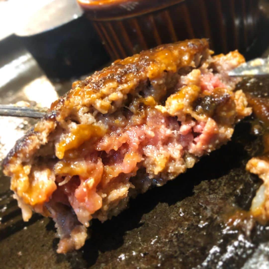 まゆぴちゅーさんのインスタグラム写真 - (まゆぴちゅーInstagram)「＼🍴吉祥寺おすすめランチ🐮💓🍴／  吉祥寺駅から徒歩1分のとこにある、﻿ ﻿ 📍【吉祥寺Nick Nick】﻿ ﻿ ここのお肉をランチで食べたくて﻿ 行ってきました( ⸝⸝⸝⁼̴́◡︎⁼̴̀⸝⸝⸝)🍖💓💓﻿ ﻿ 和牛専門の卸業者から仕入れている﻿ 特選A5黒毛和牛のステーキと、﻿ 自家製のハンバーグがセットになった﻿ 豪華なランチ🥰🥰🥰✨✨✨﻿ ﻿ ￥1500﻿ ﻿ ﻿本当に美味しすぎた😭😭💓💓💓💓 ・ ステーキ用のソース類は、﻿ 岩塩、わざひ、たまり醤油、ポン酢、﻿ オニオンソースがついてきて、﻿ どれも相性抜群だったなぁ😋💋♪﻿ ﻿ ﻿ ステーキもハンバーグも、﻿ ミディアムレアで焼かれてるから、﻿ ﻿ 焼き石で自分でお好みで焼くんだけど、﻿ わたしステーキはミディアムレア派だし、﻿ ハンバーグもそのままでとろふわ食感﻿ がたまらなく美味しくてそのまま🙈💓﻿ ﻿ 付け合わせの玉ねぎも、﻿ とろっっとろで甘かった🥺❤️❤️❤️﻿ ﻿ ﻿ 皆さんもぜひ行ってみてください♡﻿ ※土日は予約必須かも😋！﻿ ﻿ ﻿ ﻿  #吉祥寺NickNick #吉祥寺ステーキ  #吉祥寺グルメ #吉祥寺ハンバーグ  #吉祥寺ごはん #吉祥寺ランチ #肉肉肉  #吉祥寺ディナー #pr #トリドリベース #吉祥寺カフェ #黒毛和牛 #ステーキランチ  #ハンバーグランチ #肉スタグラム  #肉好き女子 #グルメスタグラム  #デートコーデ #ワンピースコーデ  #田中みな実 #ワンピ #rienda #riendaコーデ」11月4日 20時21分 - mayu_03pichu